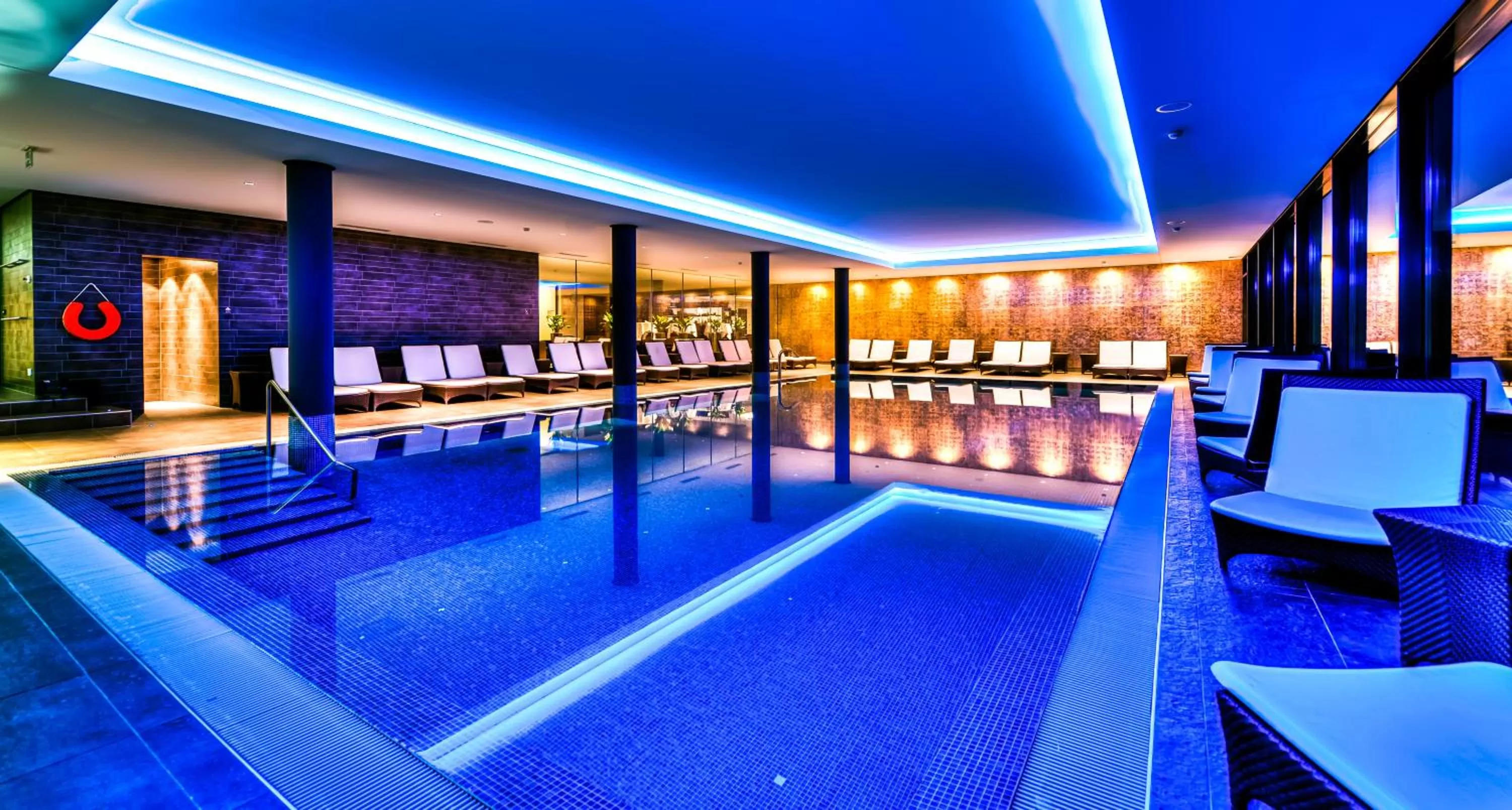 Swimming pool in Wellnesshotel Golfpanorama