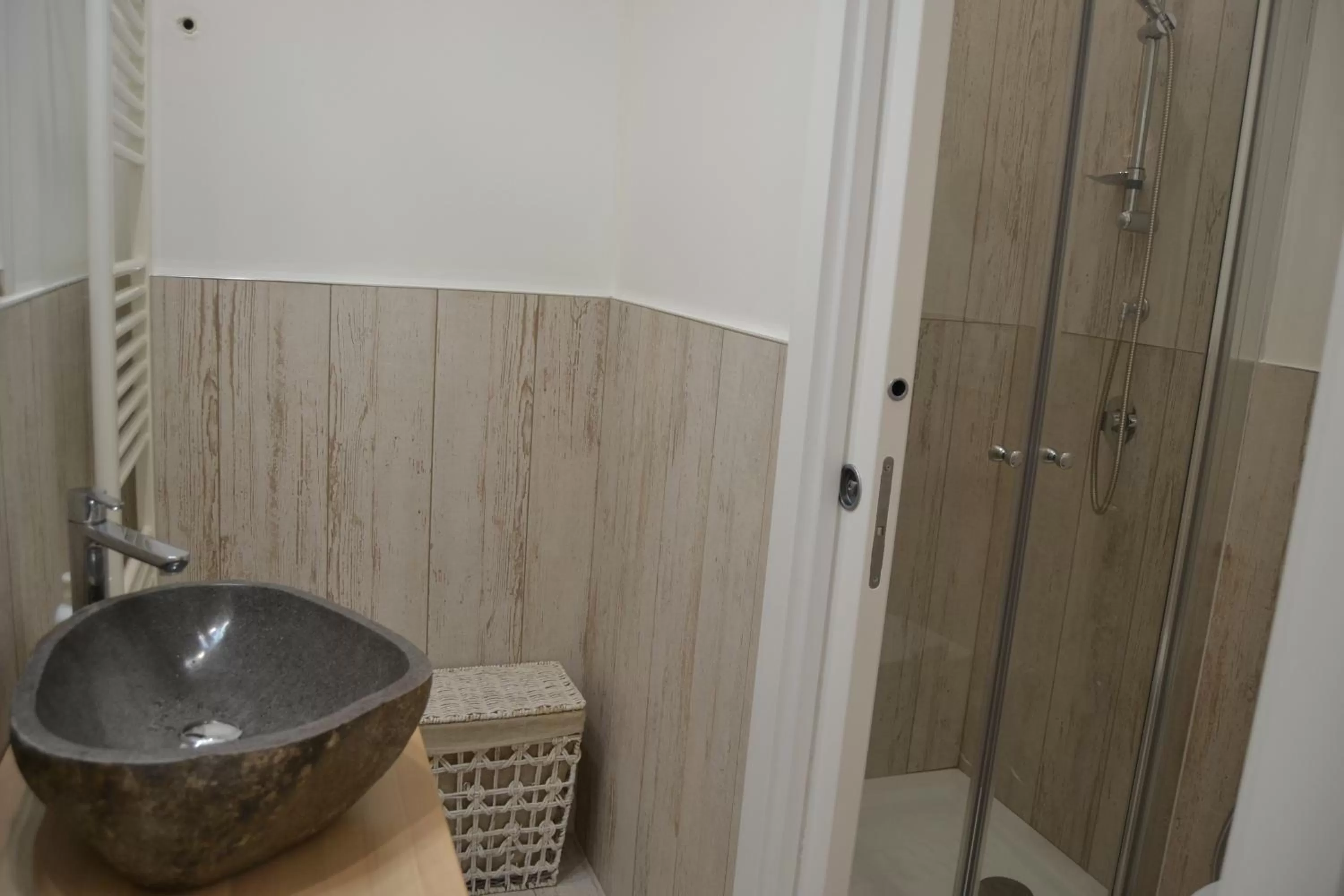 Communal lounge/ TV room, Bathroom in Bed and Breakfast Sun Wine