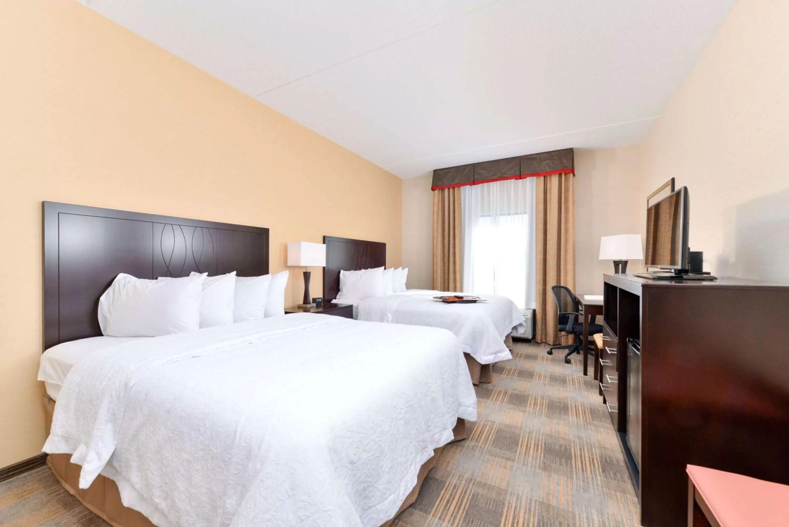 Bed in Hampton Inn & Suites California University-Pittsburgh