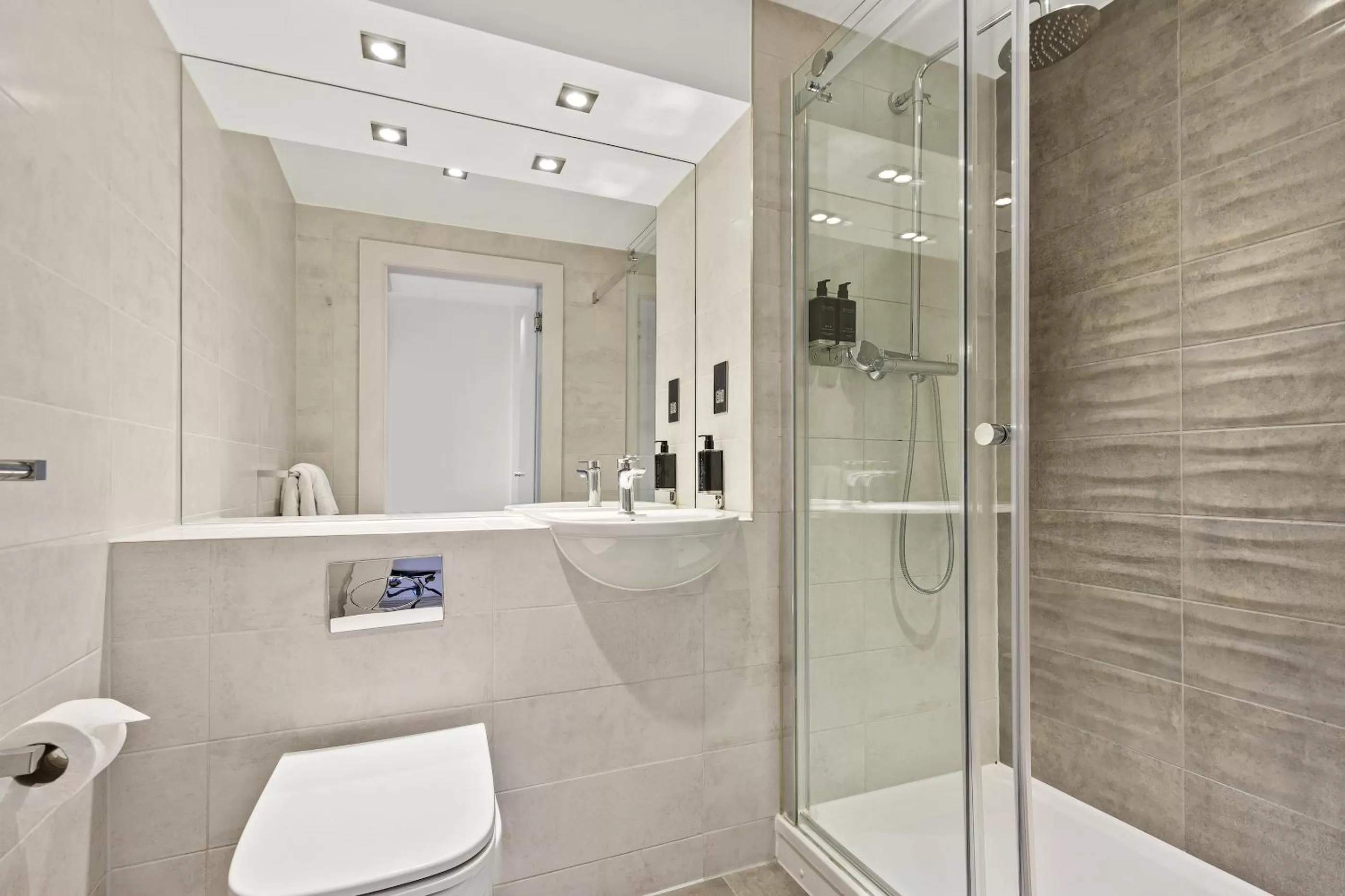 Bathroom in Roomzzz London Stratford