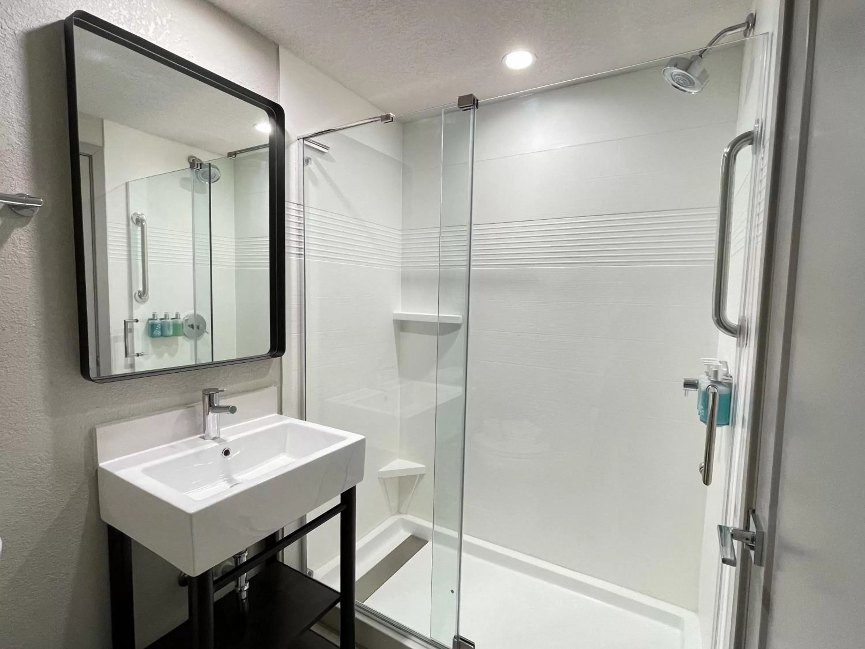 Shower in Rodeway Inn St Augustine Historic District