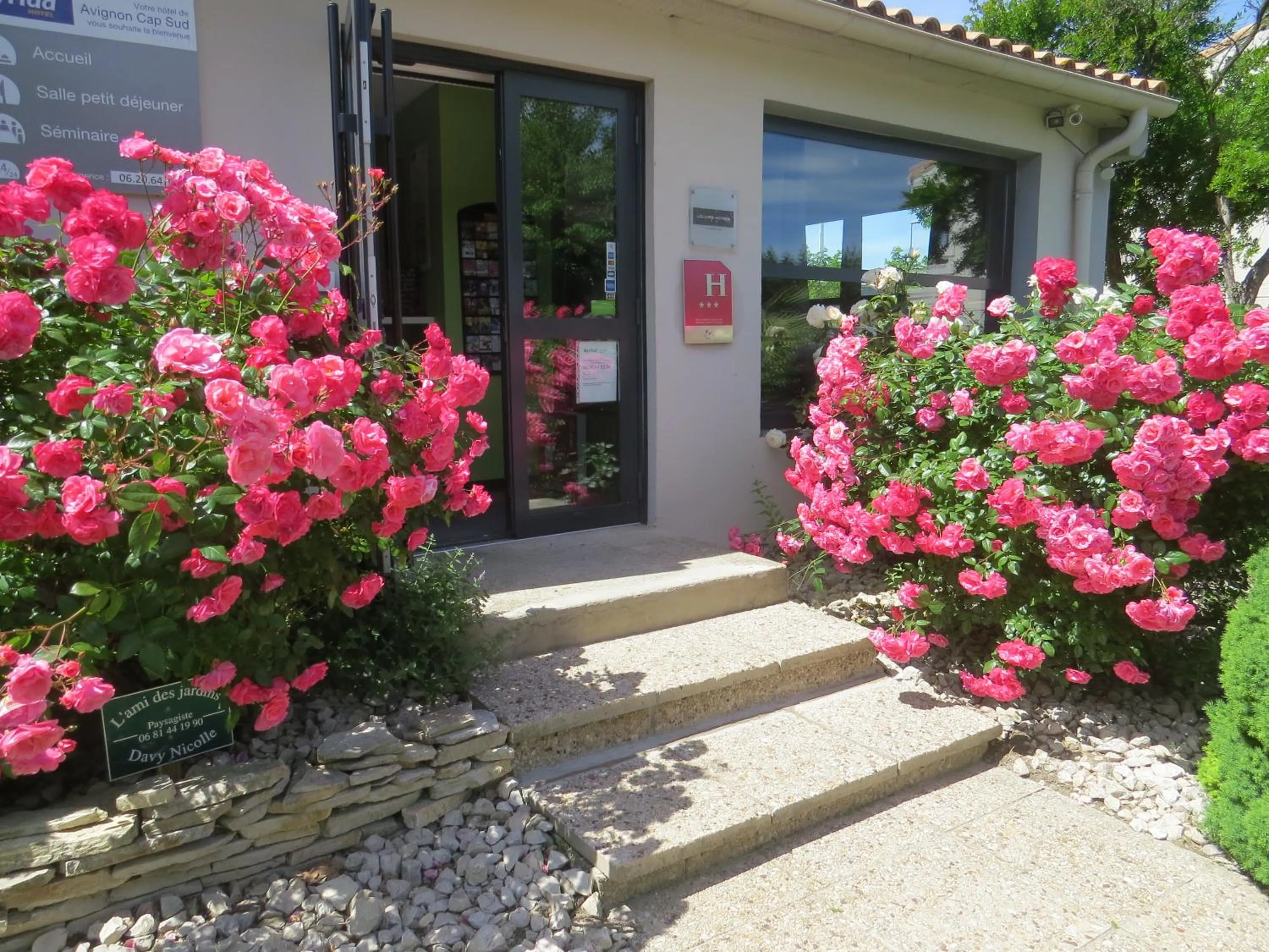 Facade/entrance in Hôtel Kyriad Cap Sud