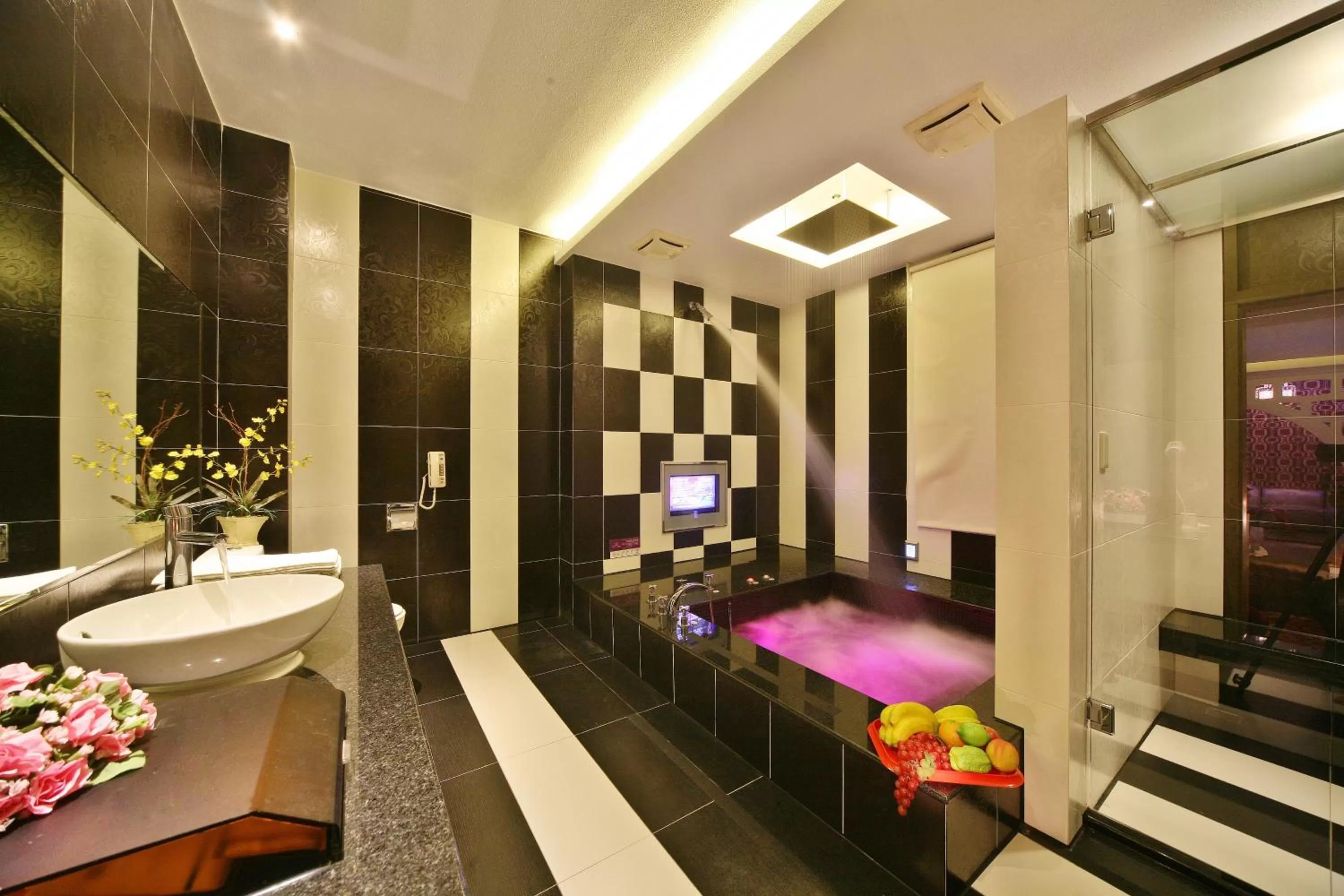 Bathroom, Bed in Shining Motel