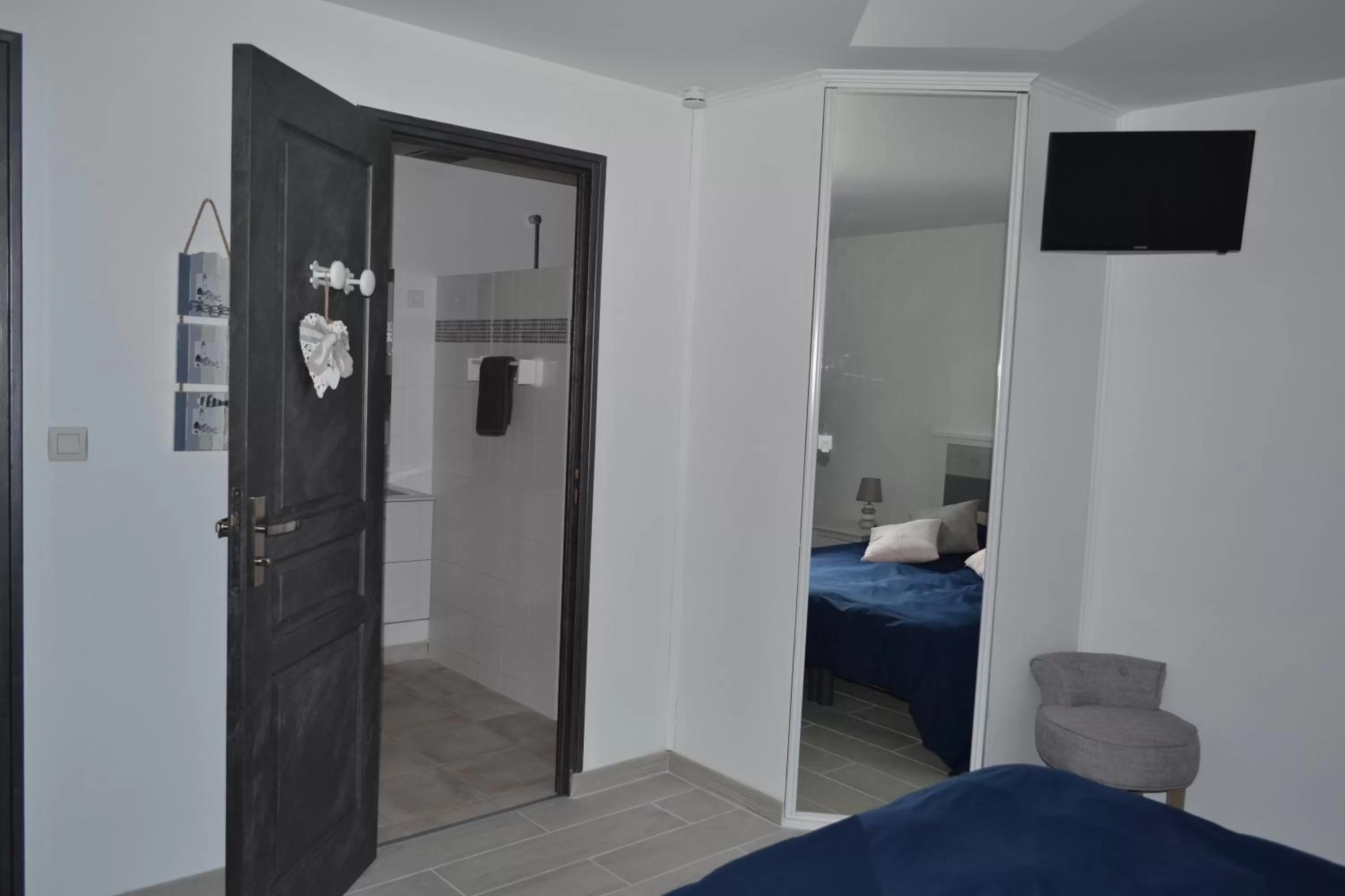 Bedroom, TV/Entertainment Center in L'instant bleu