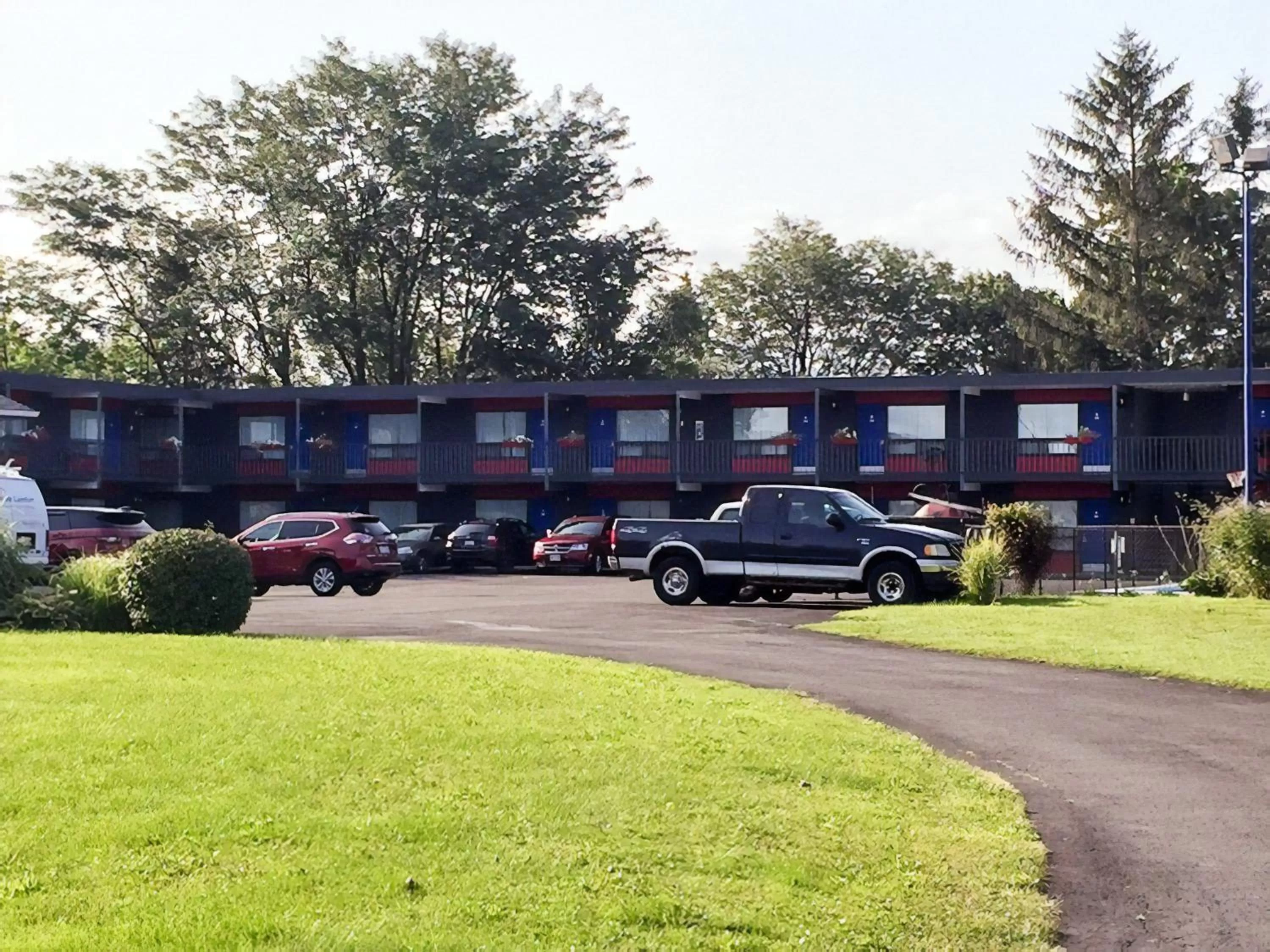 Property building in Villager Lodge Niagara Falls