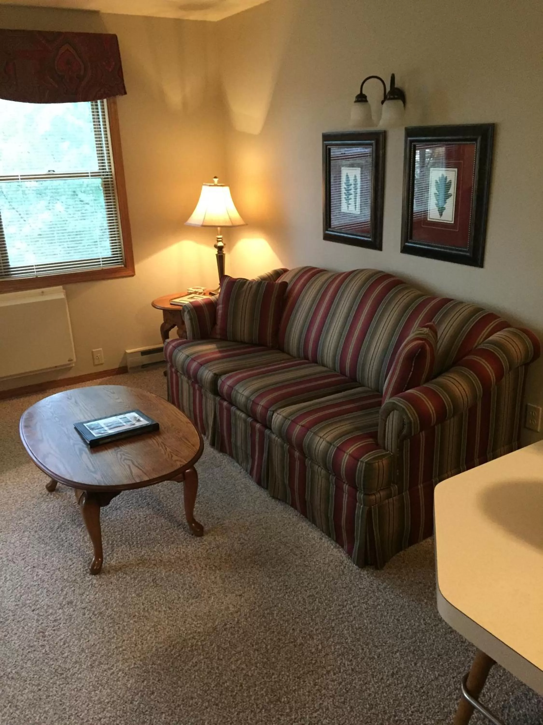 Living room, Seating Area in High Point Inn