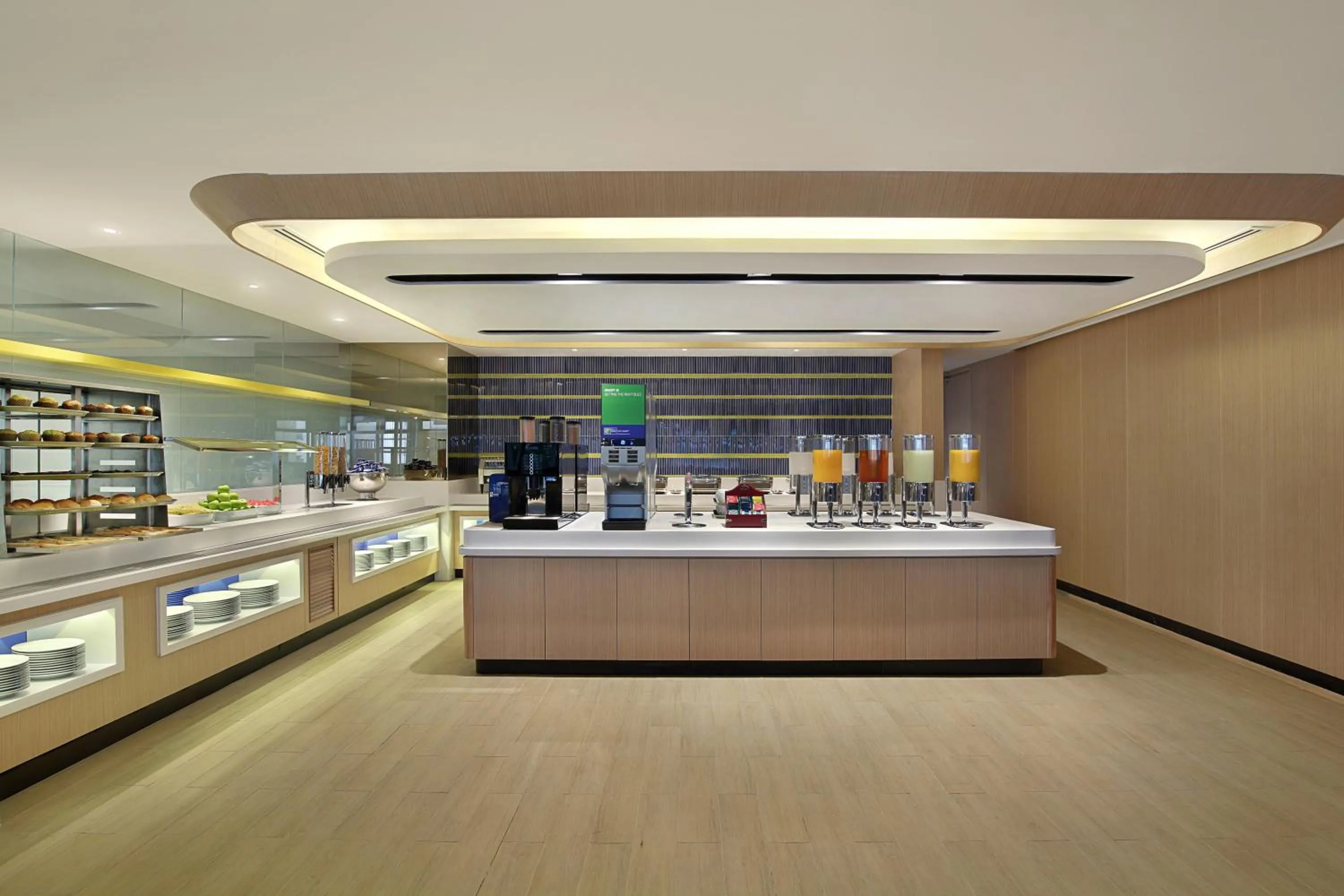 Restaurant/places to eat in Holiday Inn Express Kuala Lumpur City Centre by IHG