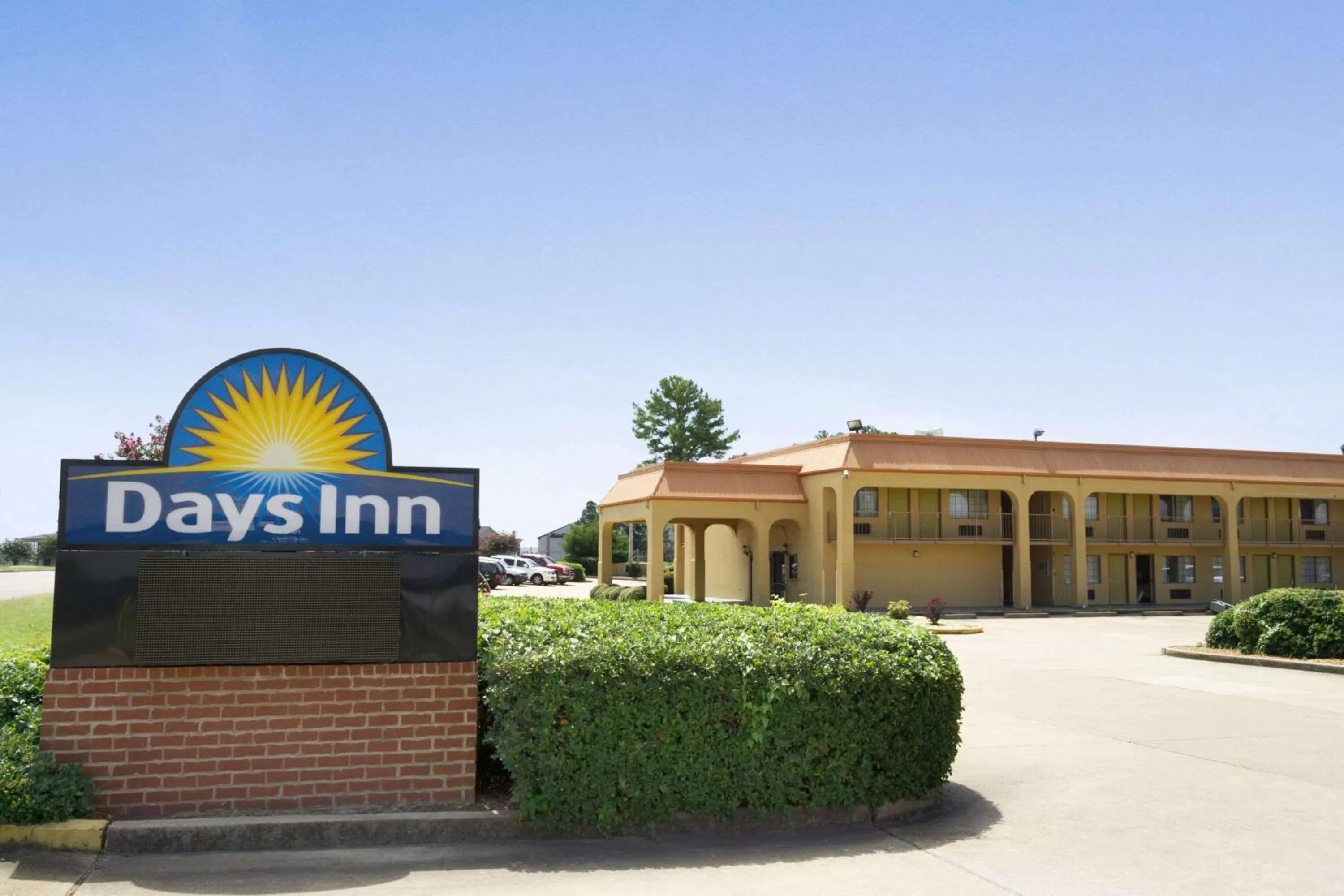 Property building in Days Inn by Wyndham Southaven MS