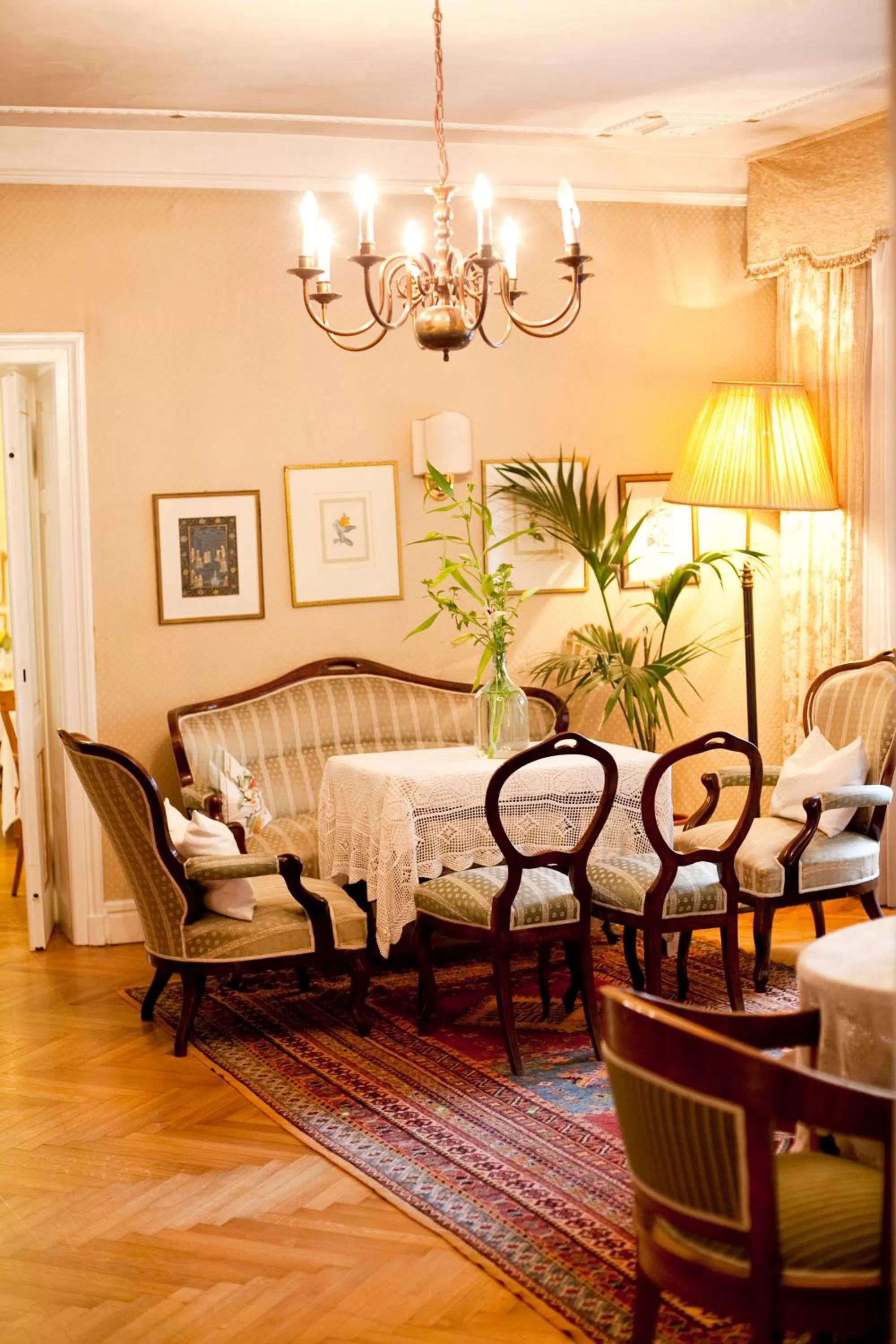 Communal lounge/ TV room in Hotel Villa Westend