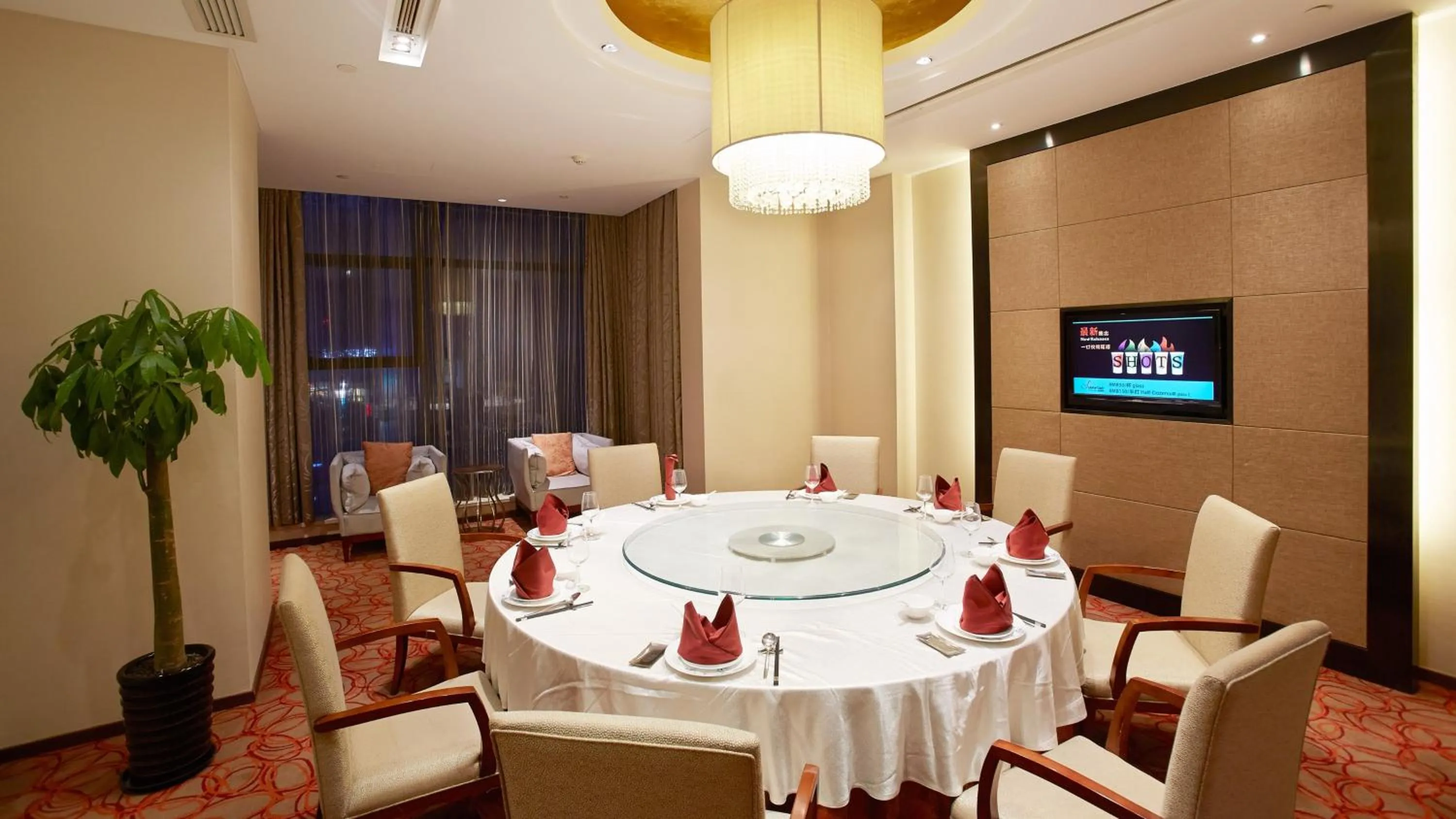 Restaurant/places to eat in Holiday Inn Taicang City Centre by IHG