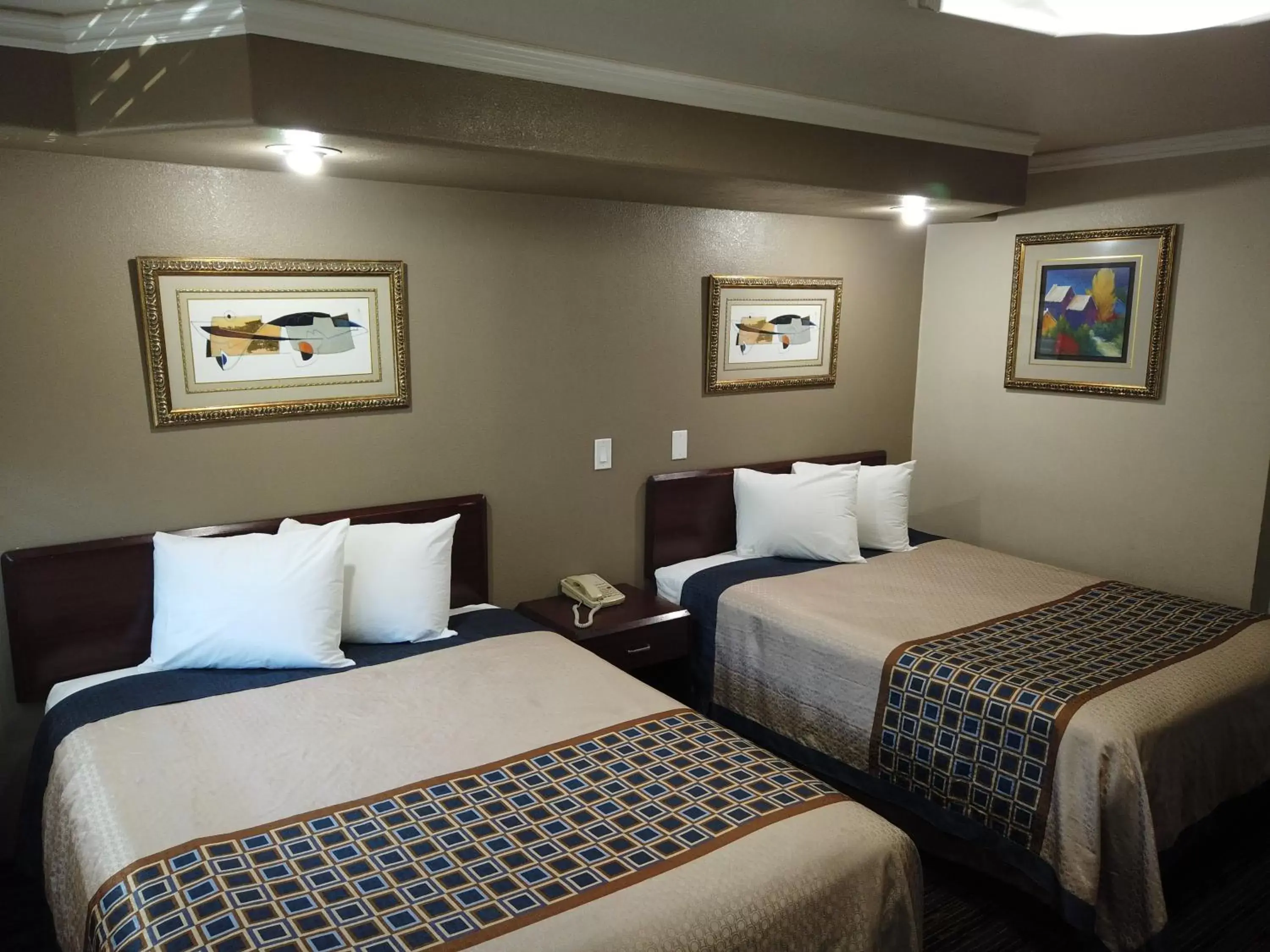 Deluxe Queen Room with Two Queen Beds in Little Boy Blue Motel Deluxe Queen Room with Two Queen Beds in Little Boy Blue Motel