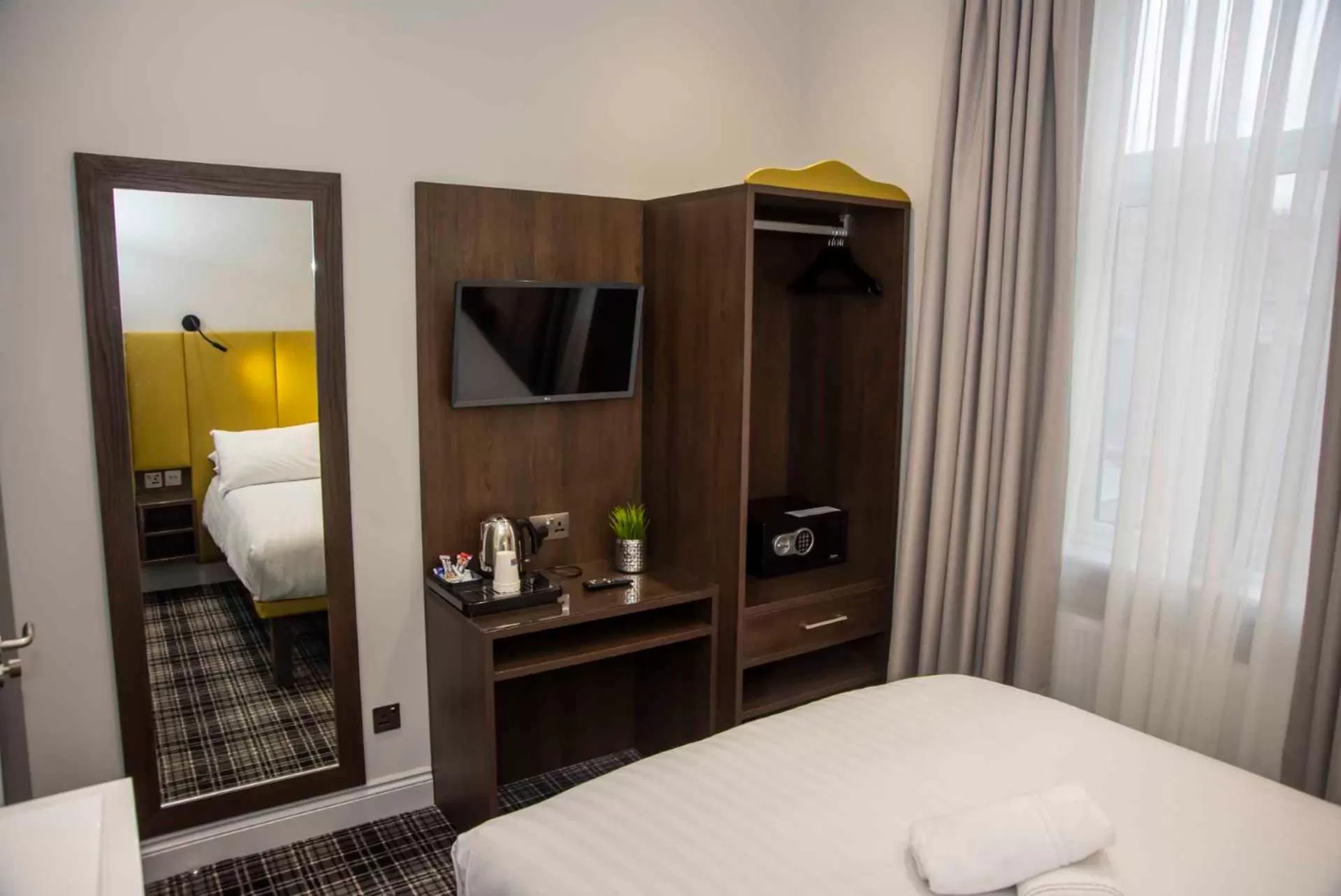 Bedroom, Bed in Howard Winchester Hotel