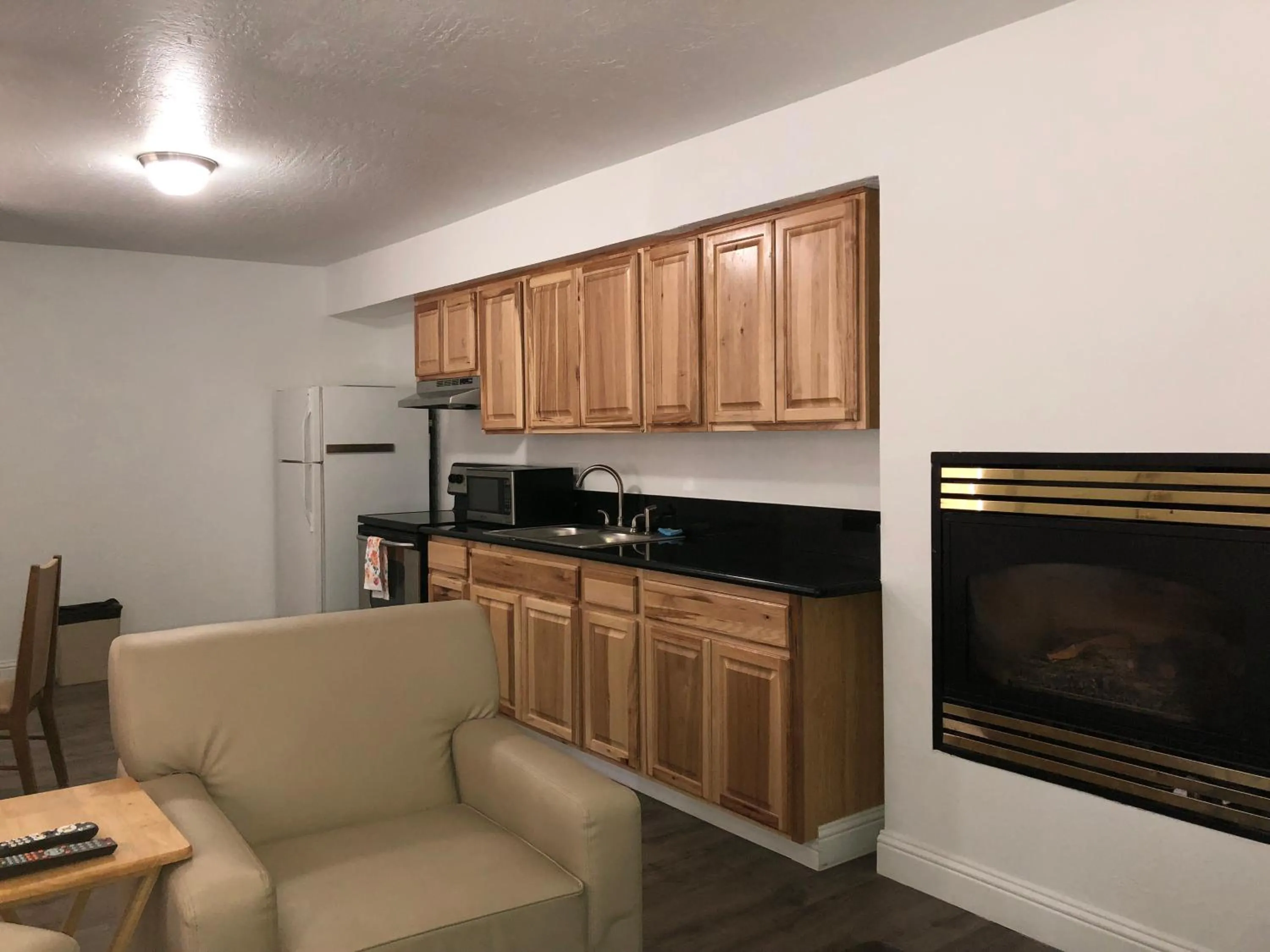 Kitchen or kitchenette in Cedar Inn & Suites