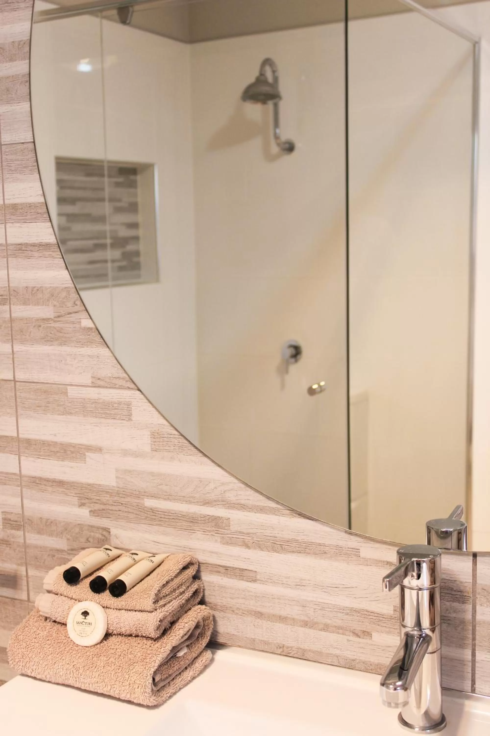 Shower in Yamba Twin Pines Motel