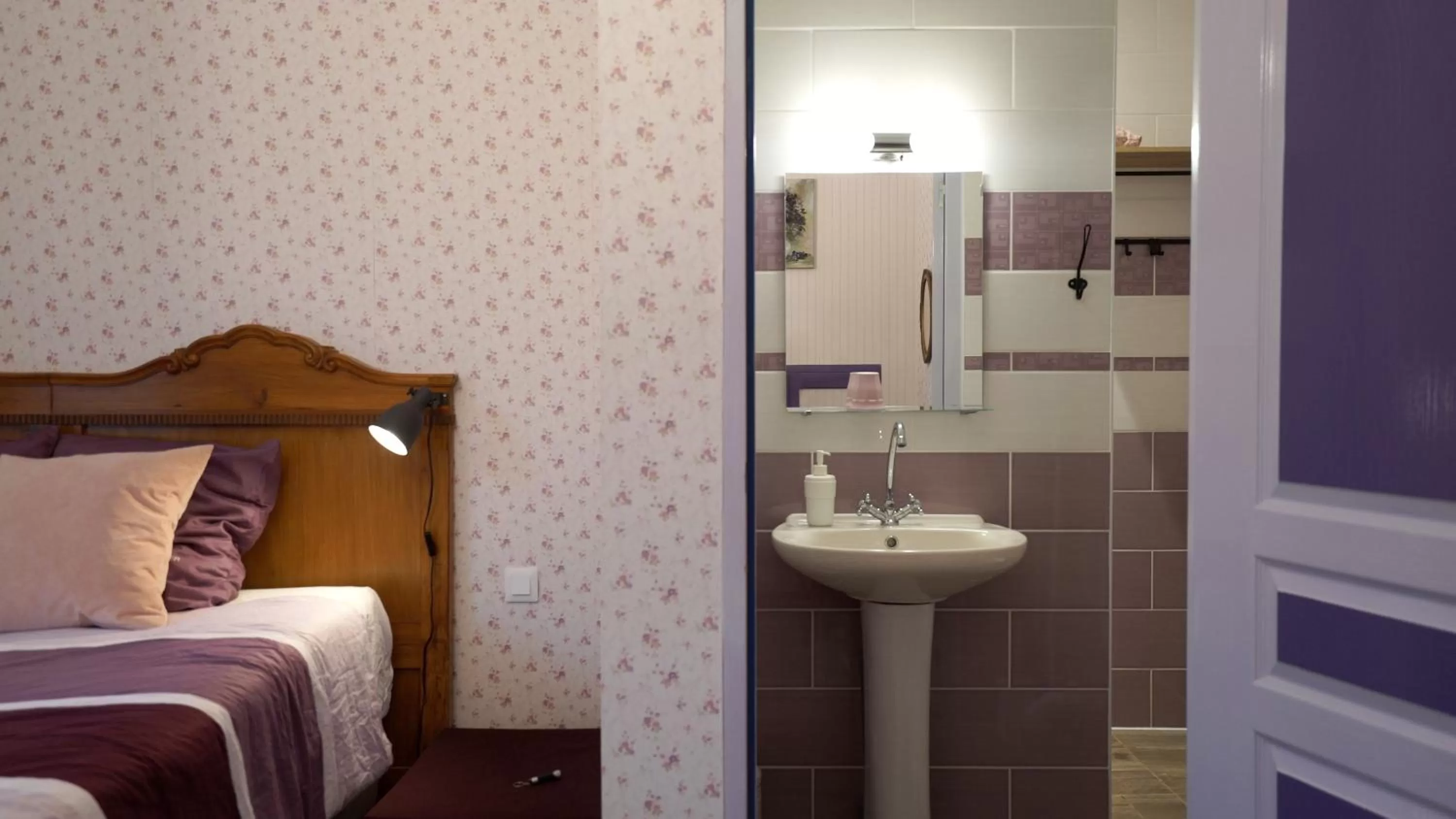 Bathroom, Bed in Au Chapitre