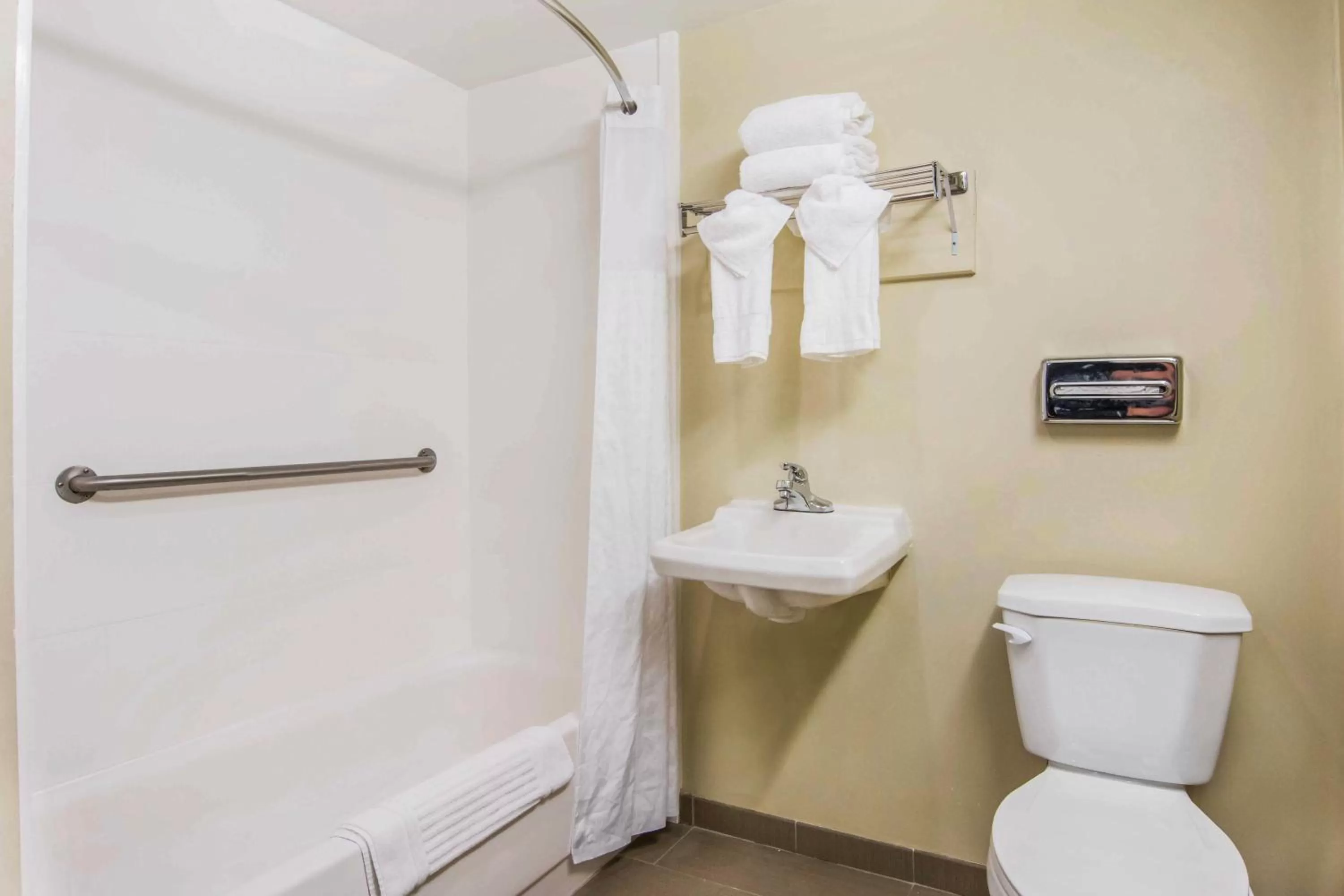 Queen Room with Two Queen Beds - Accessible/Non-Smoking  in Comfort Inn Atlanta Downtown South