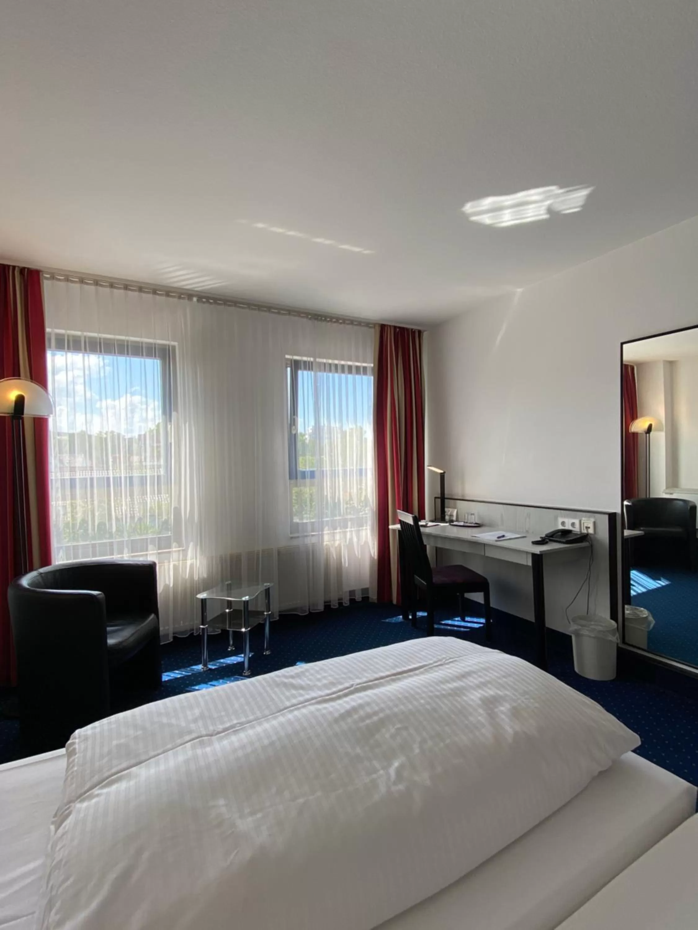 Photo of the whole room, Bed in City Hotel Fortuna Reutlingen