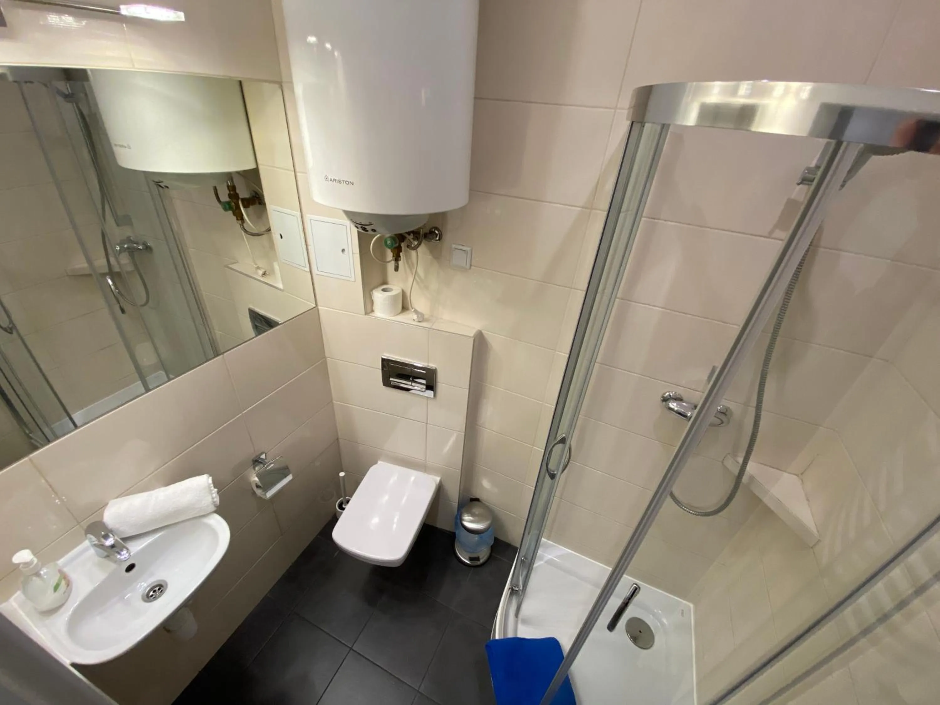 Shower in P&J Apartments Floriańska