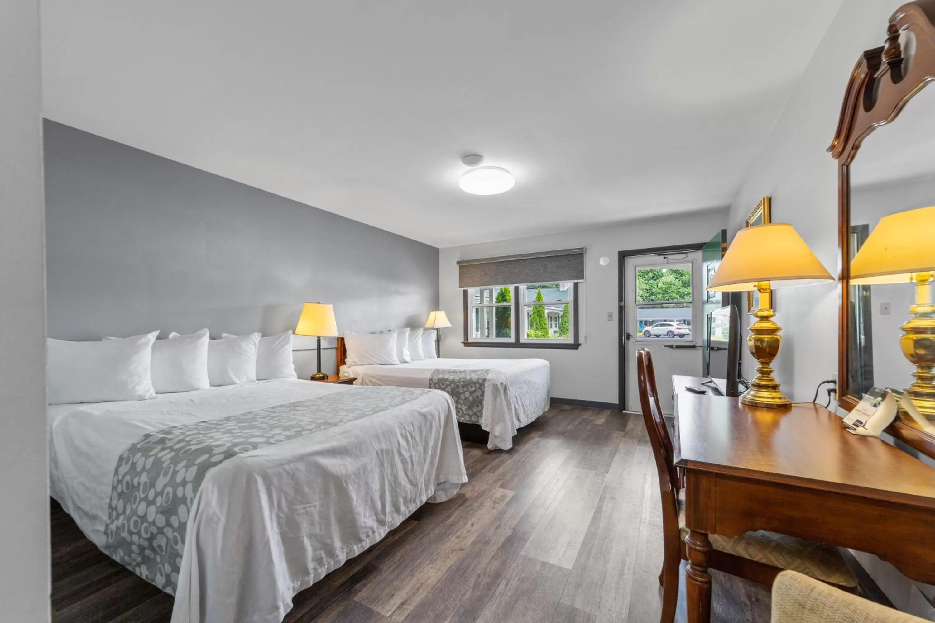 Photo of the whole room, Bed in Glass House Inn Erie Near I-90 & I-79