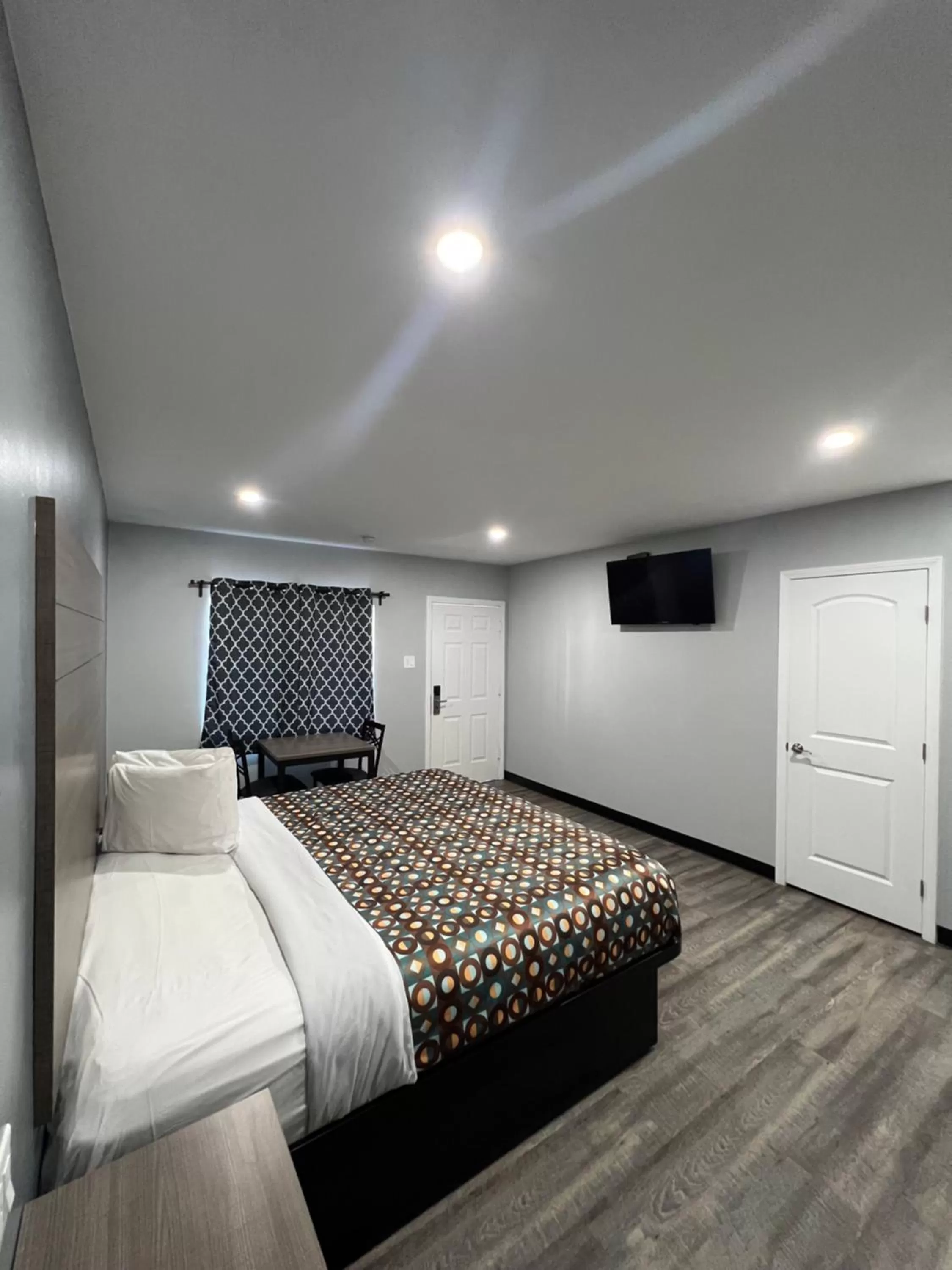 Photo of the whole room, Bed in Sunshine Motel