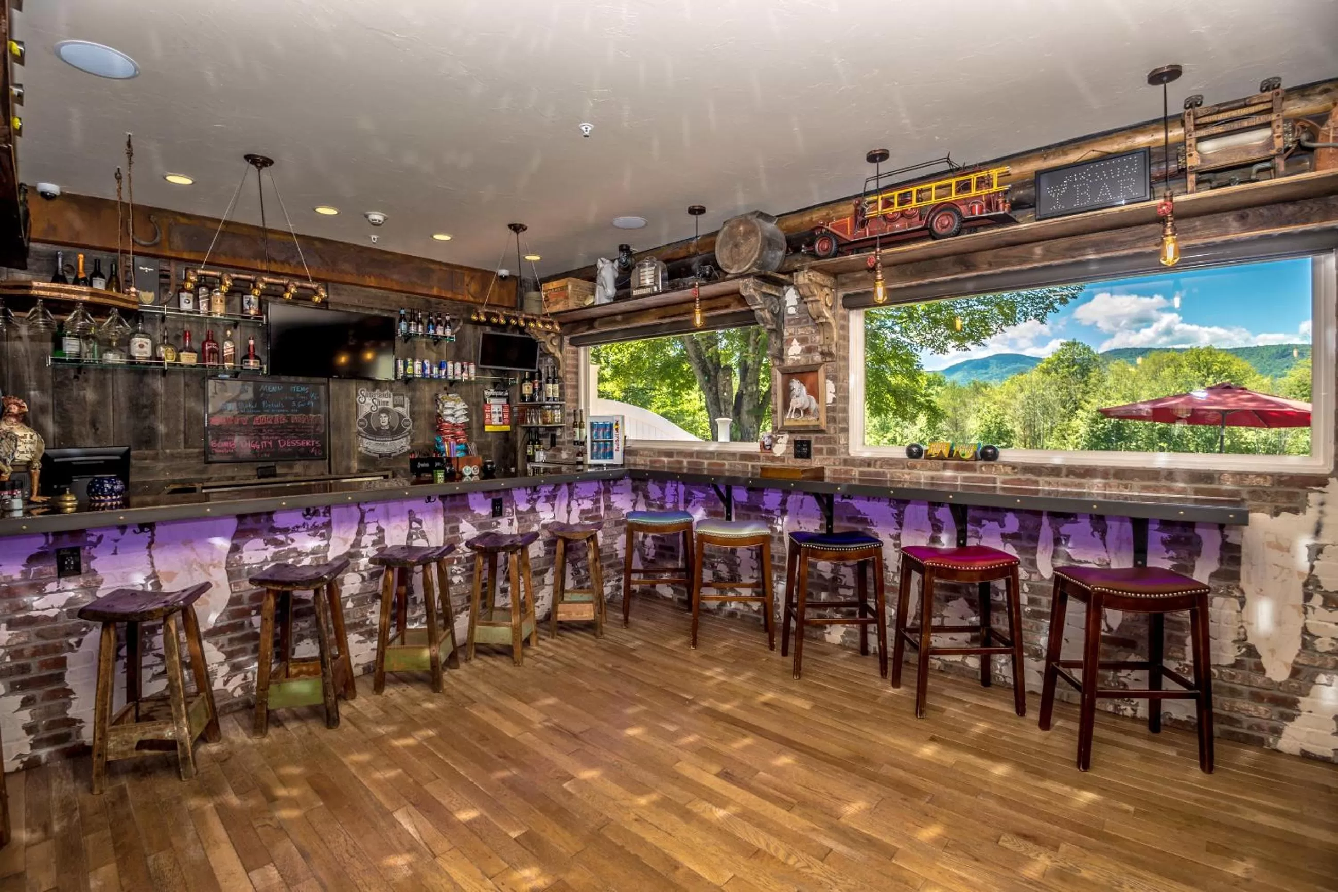 Restaurant/places to eat, Lounge/Bar in Adventure Suites