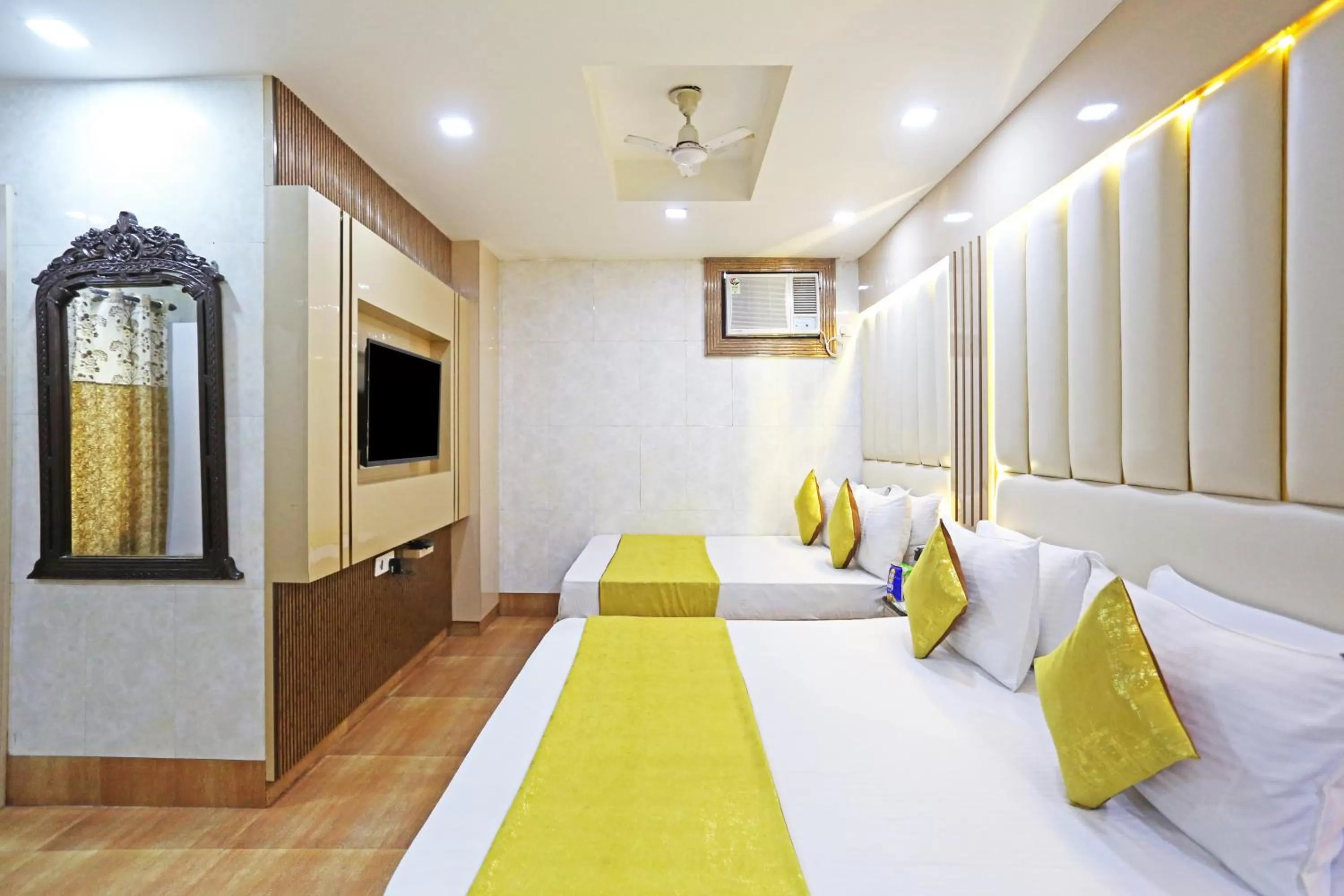 TV and multimedia, Bed in Hotel Preet Palace -5 Mints Walk From Nizamuddin Railway Station