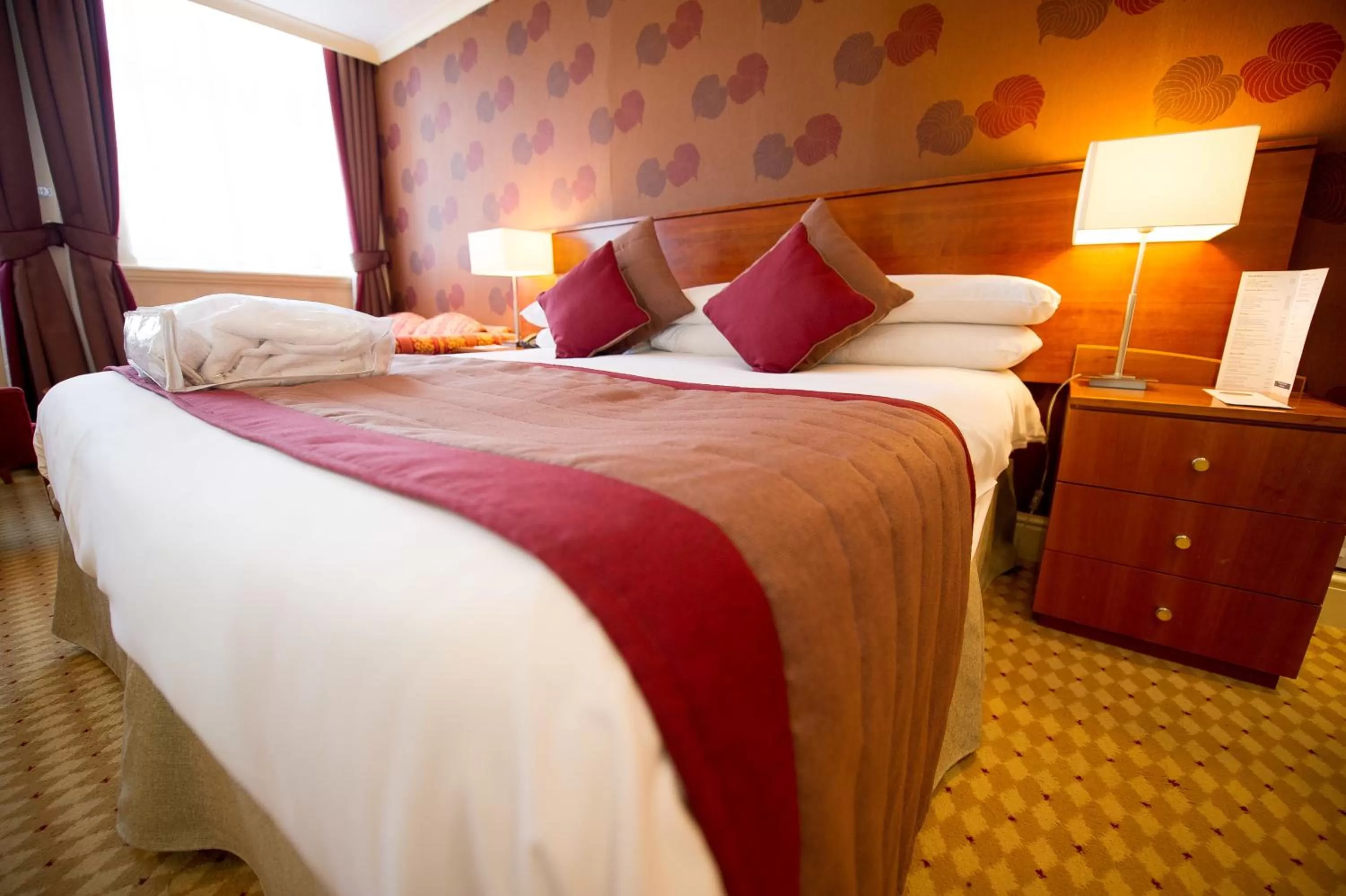 Bedroom, Bed in Crown & Mitre Hotel