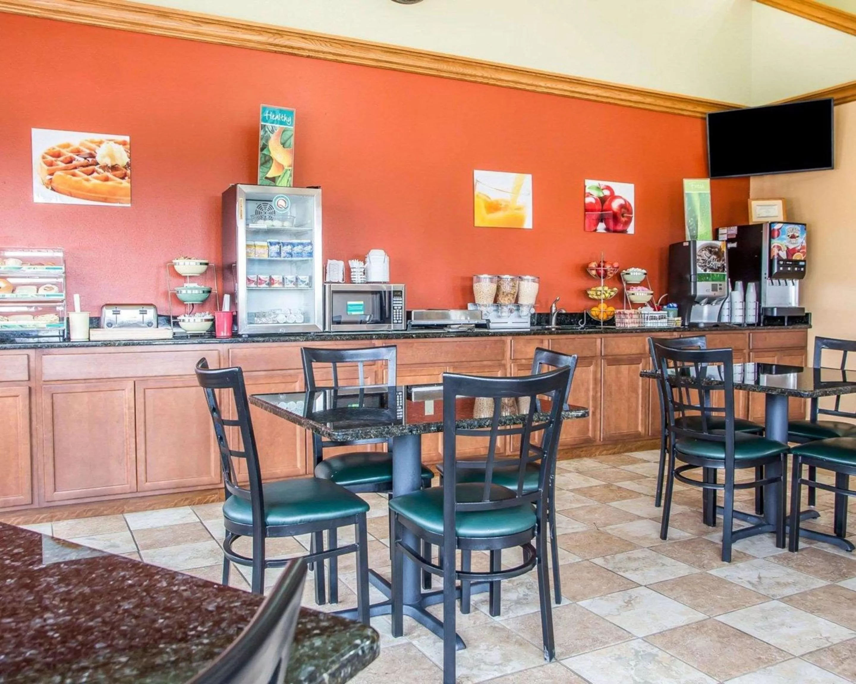 Restaurant/places to eat in Quality Inn Morton at I-74