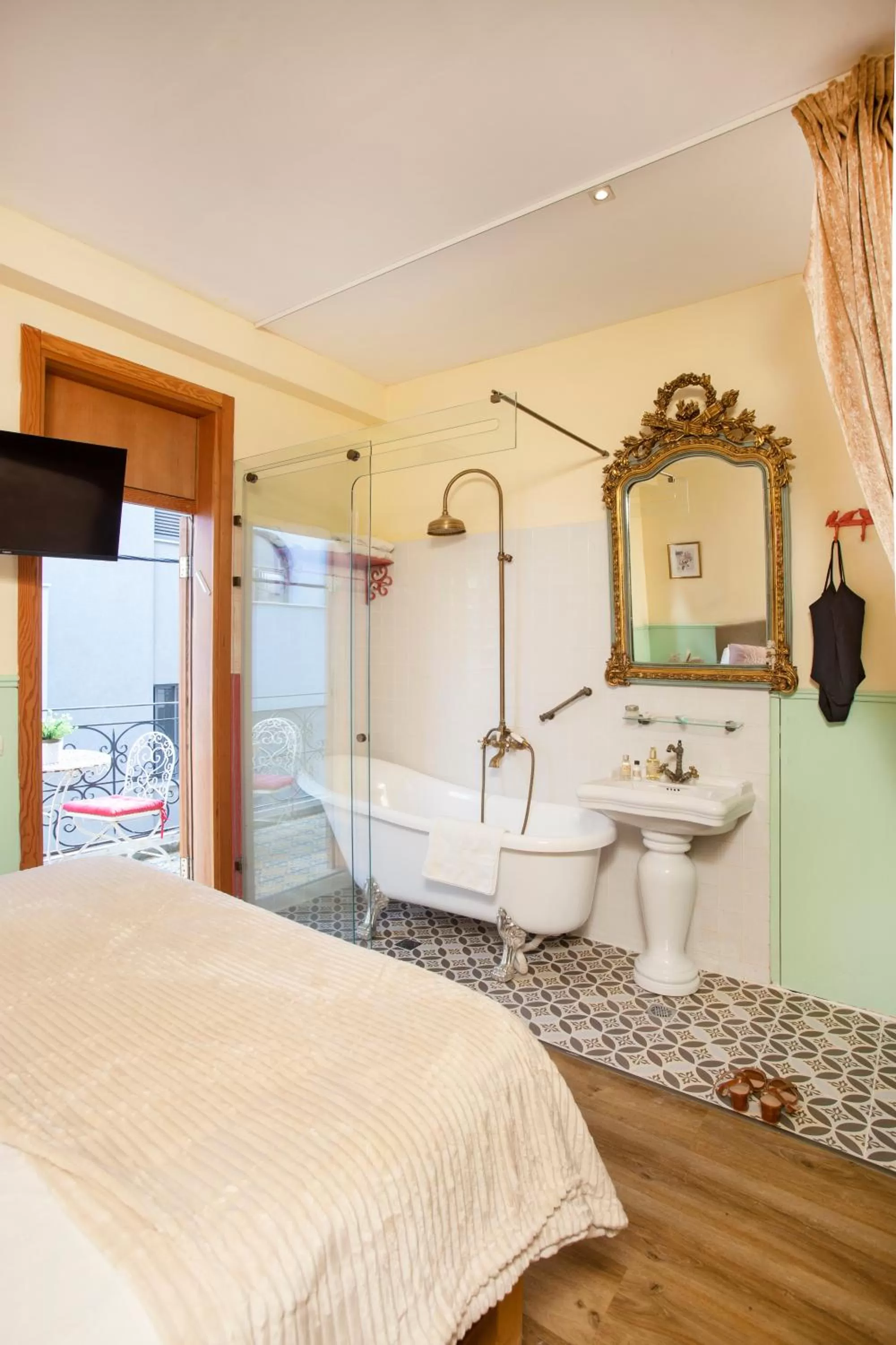 Bedroom in The Elliot - Adults only