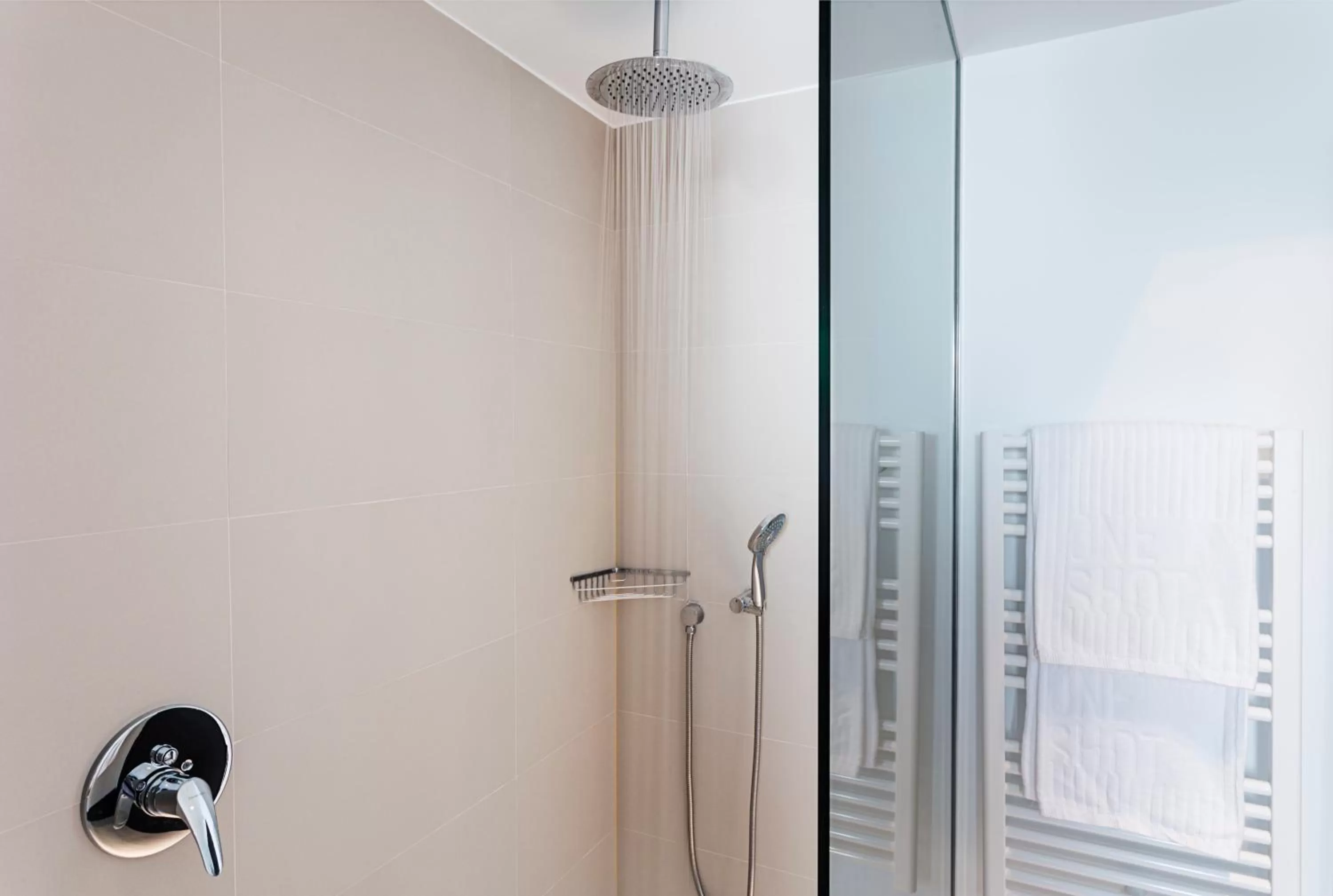 Shower in One Shot Luchana