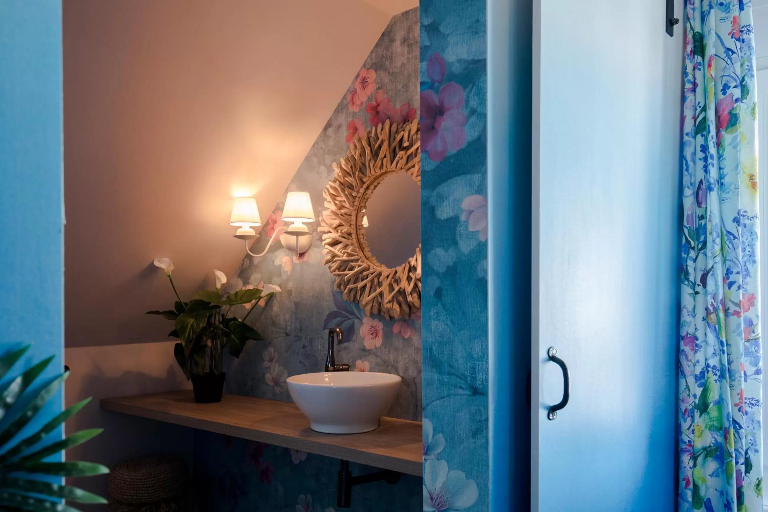 Shower in The Henry Self Check-In Guesthouse