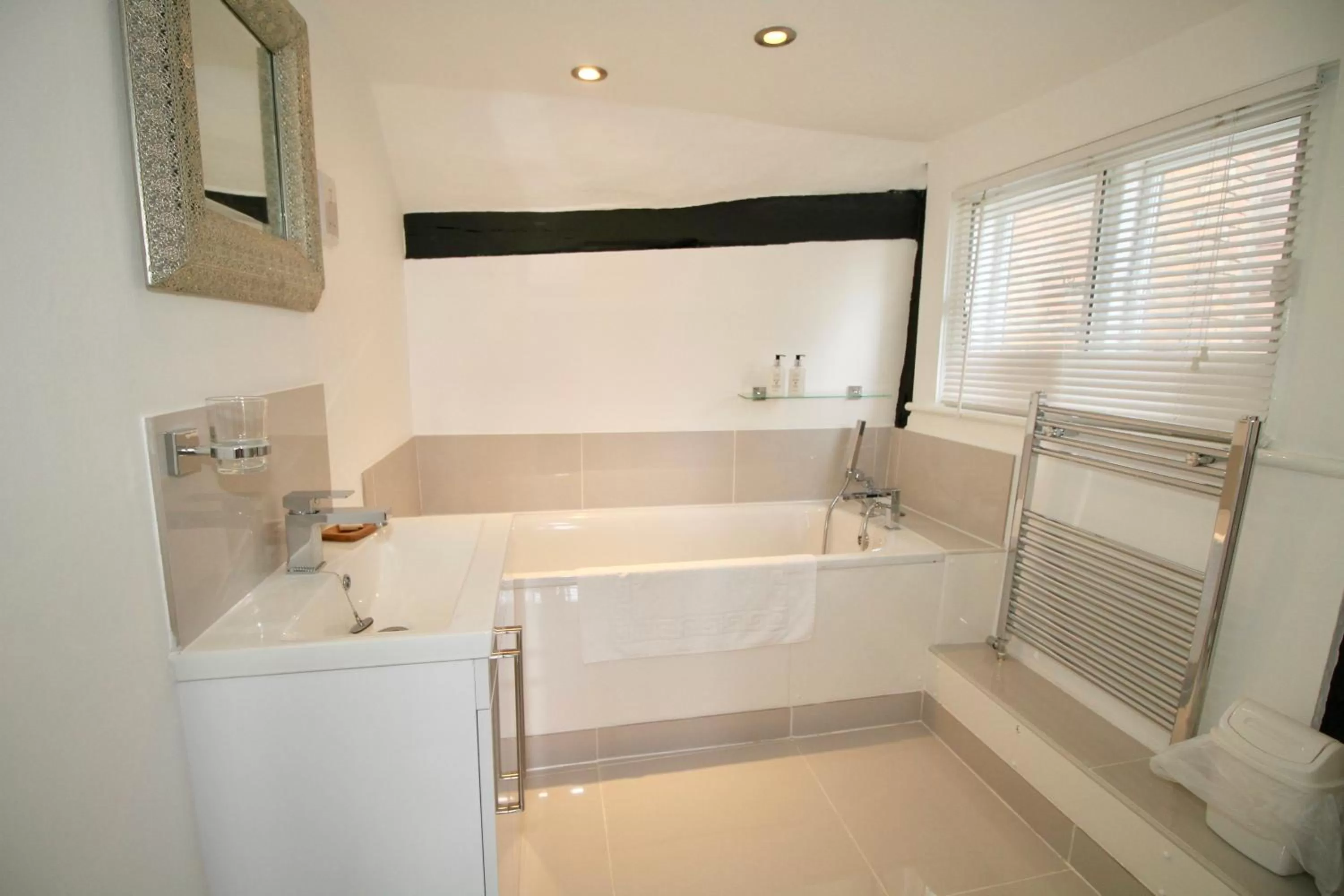 Bathroom in Chequers Inn