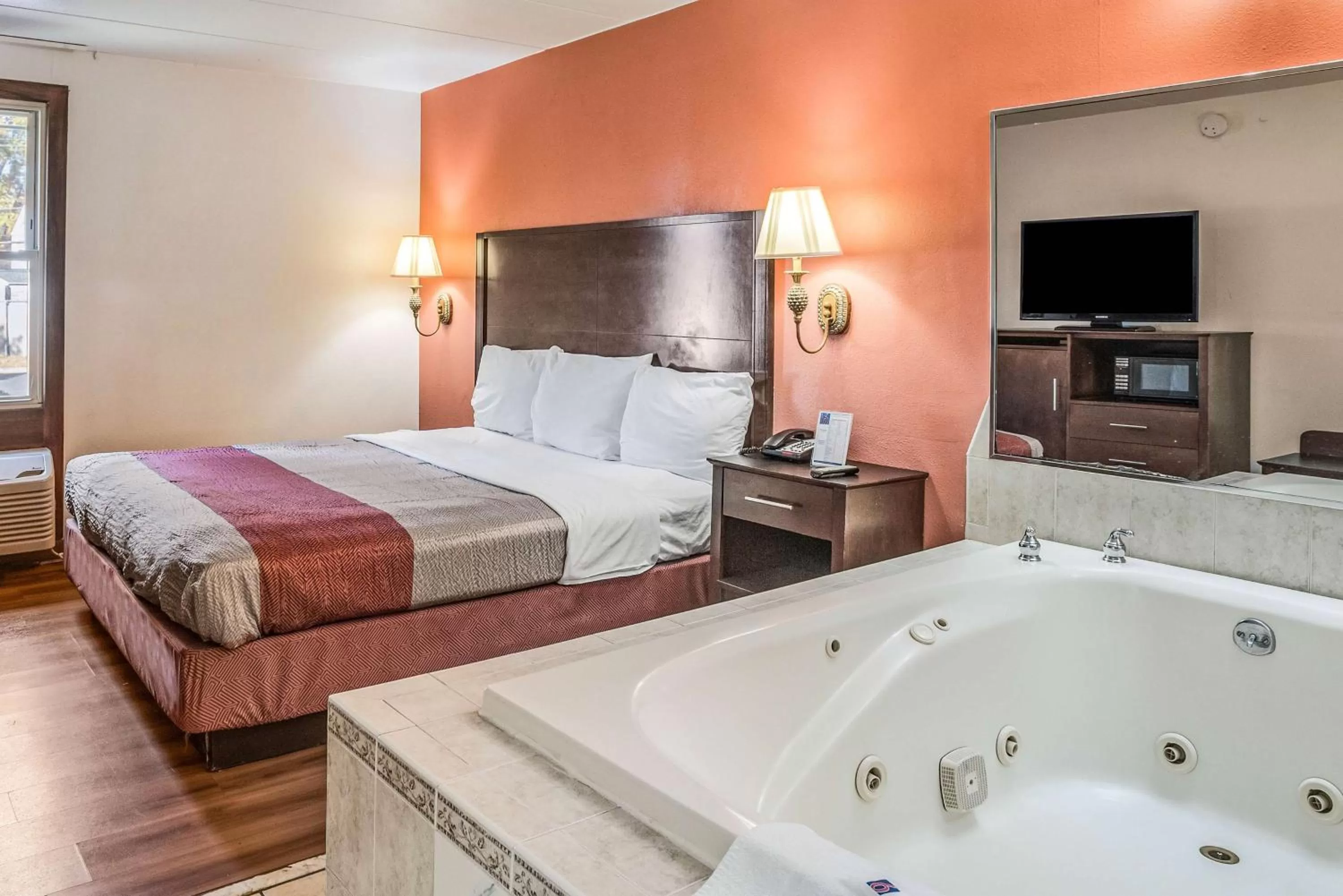 Hot Tub, Bed in Motel 6-Levittown, PA - Bensalem