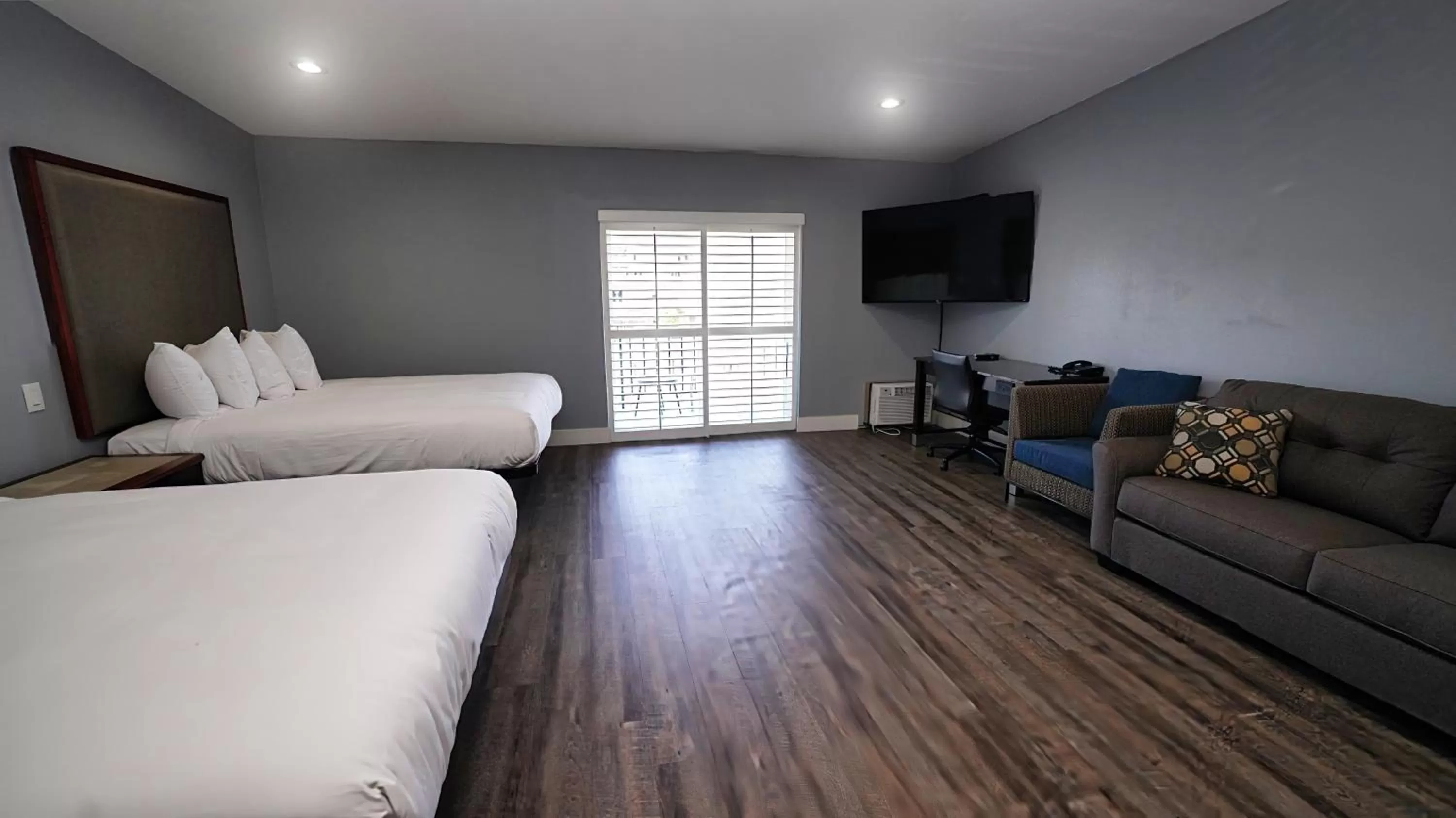 TV and multimedia, Bed in SeaSide Inn & Suites