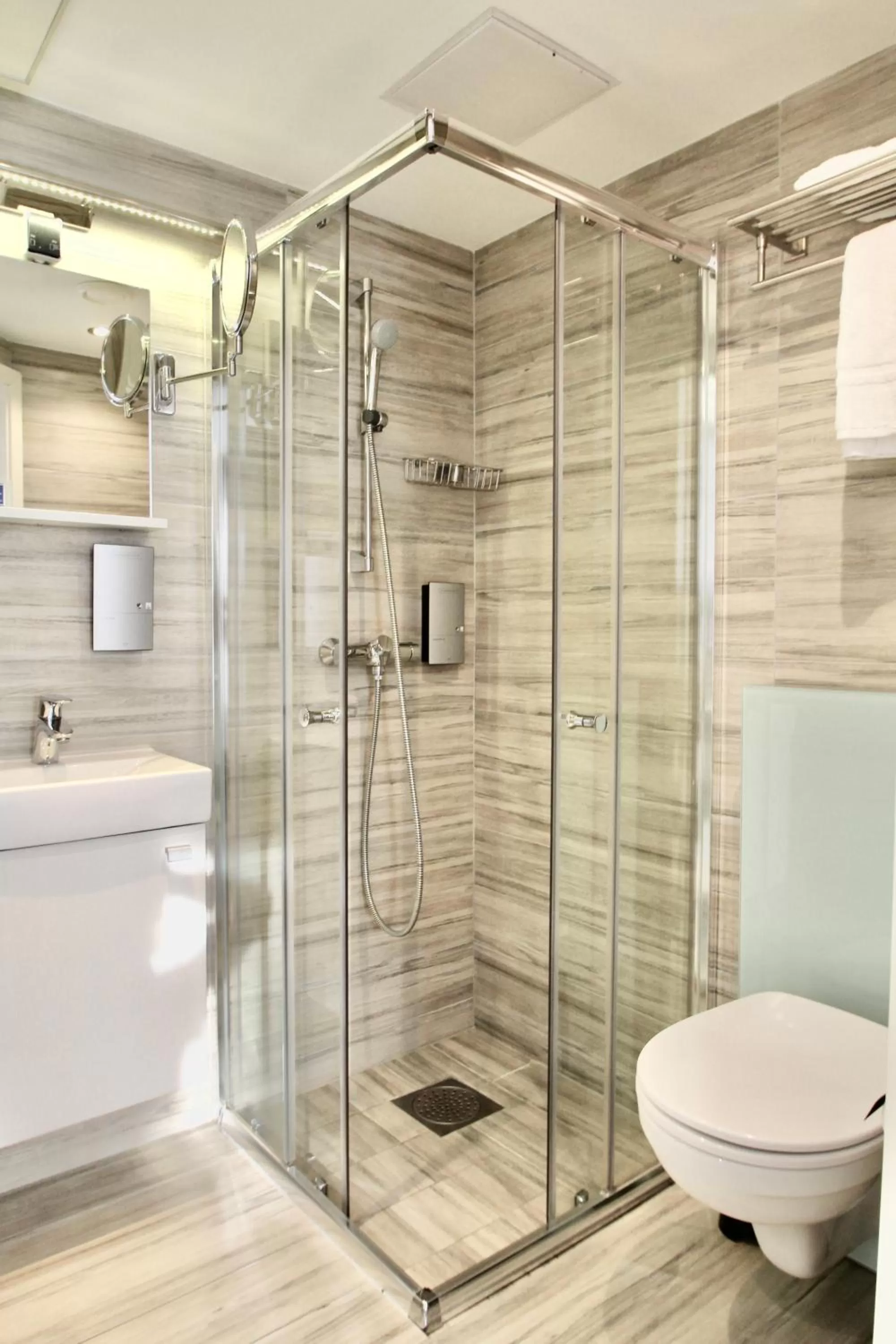 Shower in Super Stay Hotel, Oslo