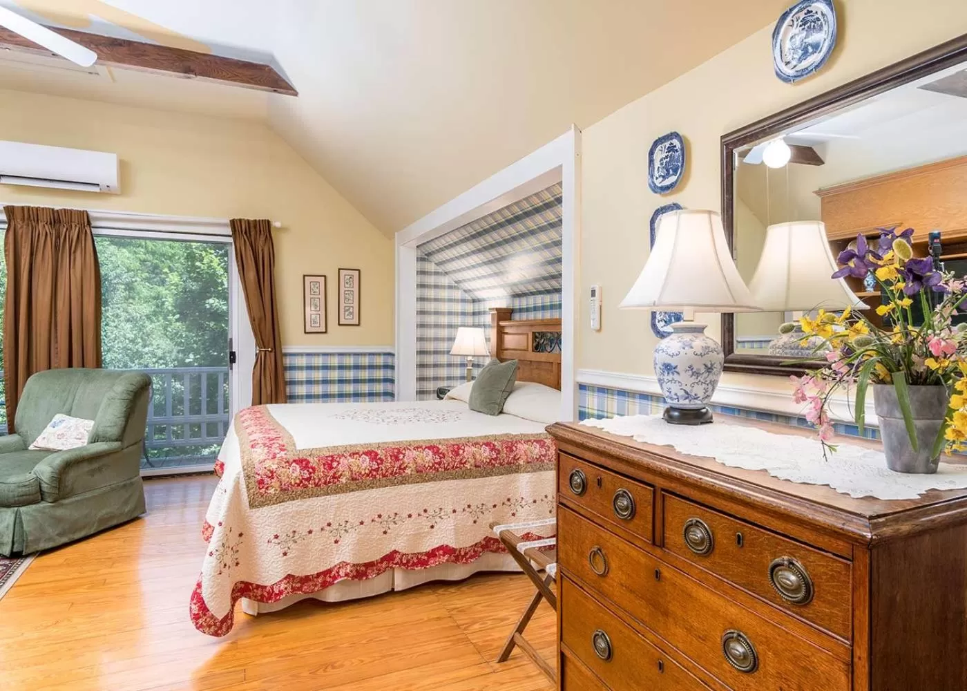 Photo of the whole room in Highland Lake Inn & Resort - Flat Rock