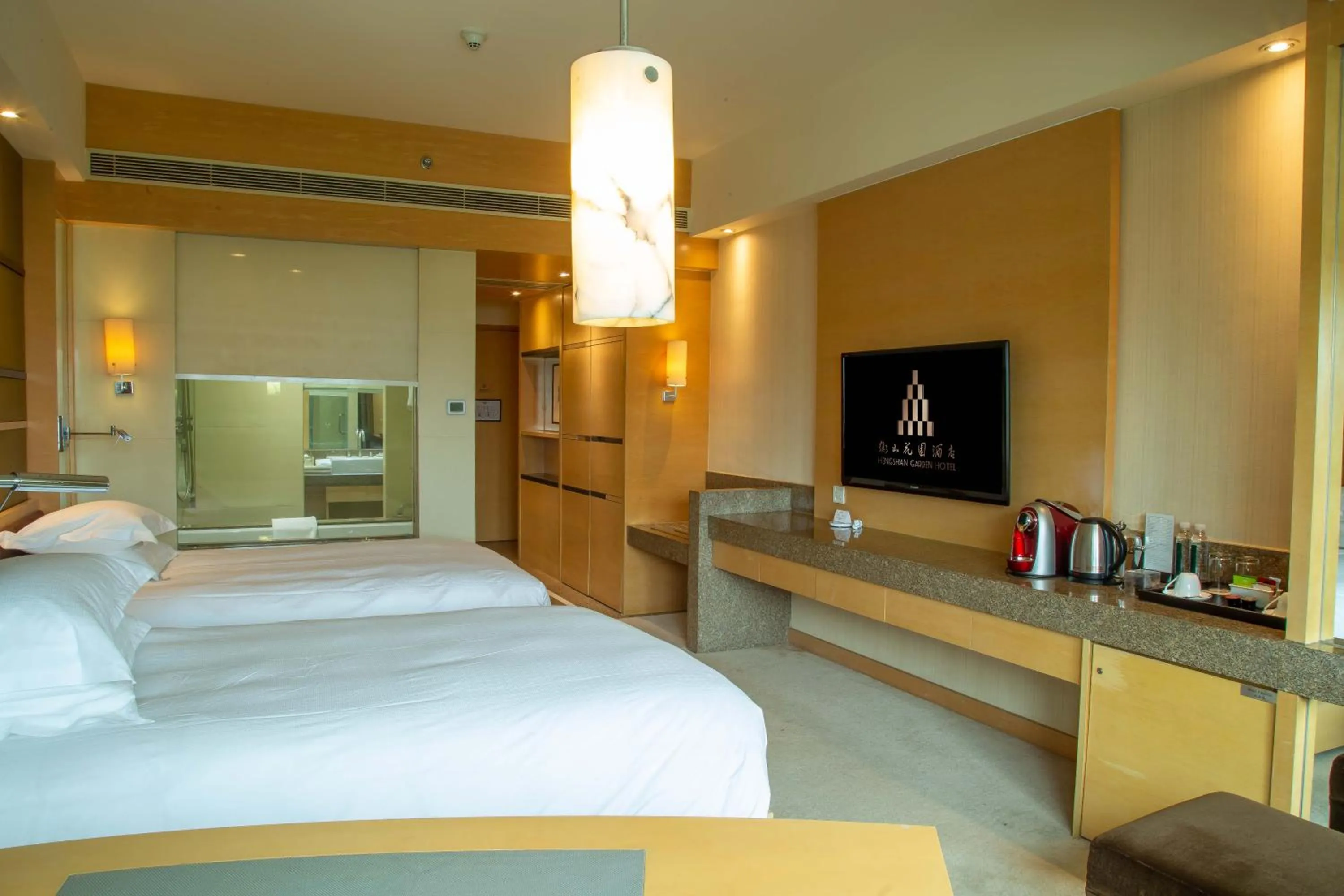 Bed in Juss Hengshan HotelFormer Regal International East Asia Hotel