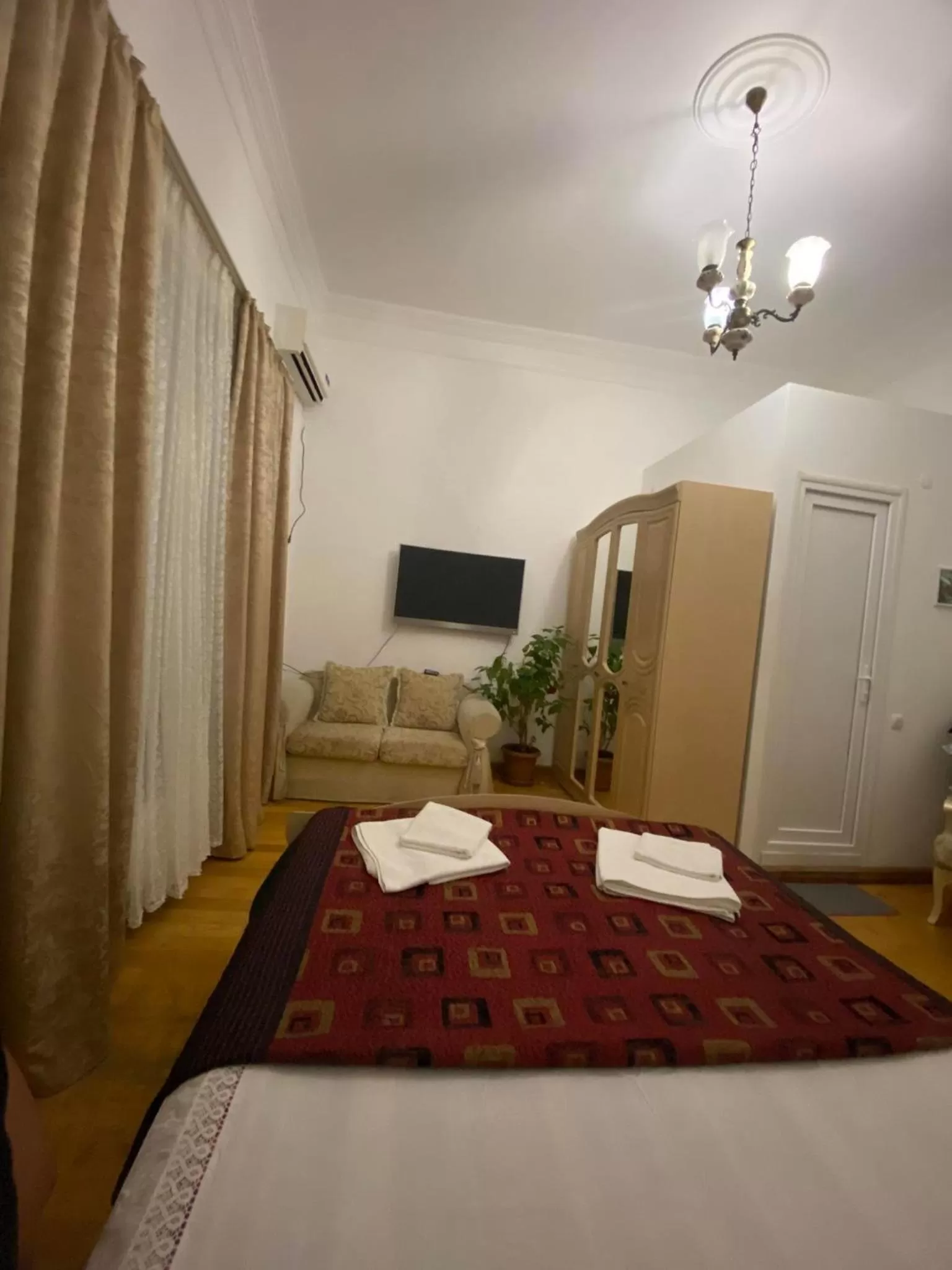 Photo of the whole room, Bed in House 1899