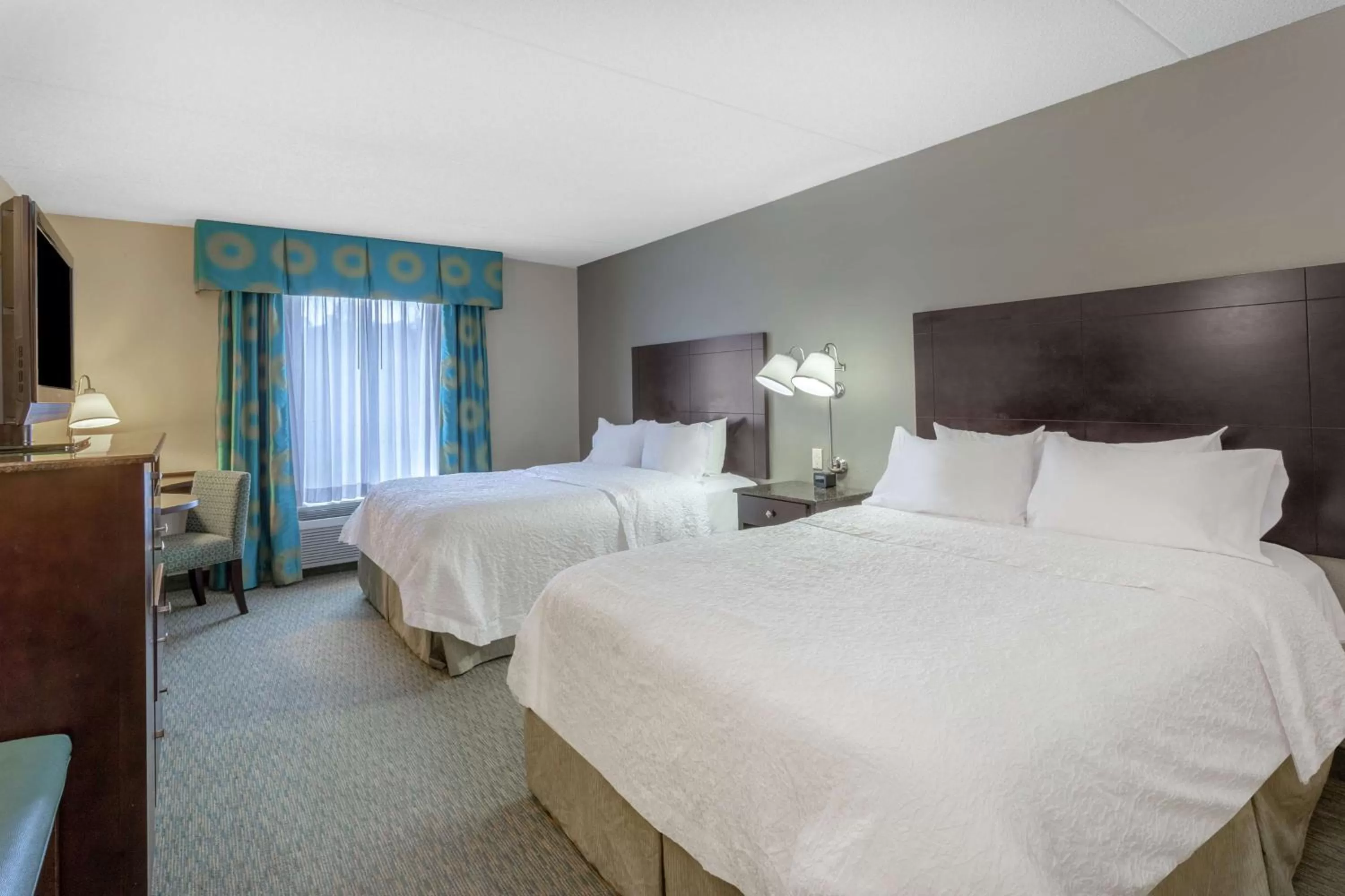 Bedroom, Bed in Hampton Inn Richmond - South