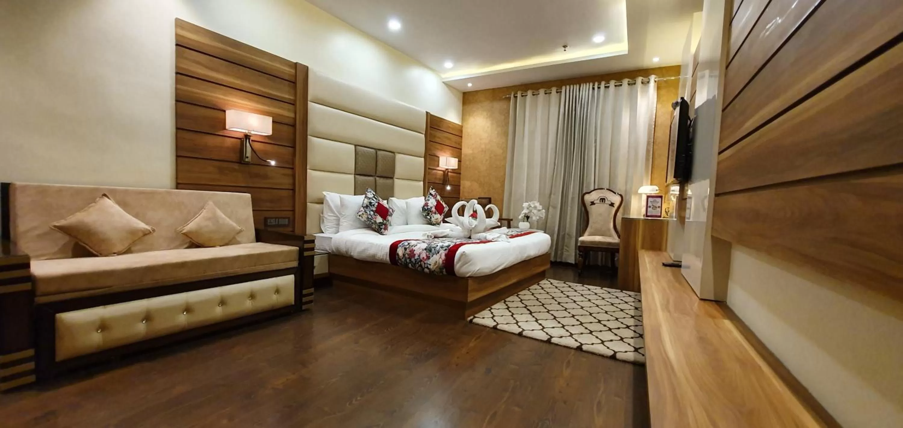 Bed in Hotel Makhan Residency