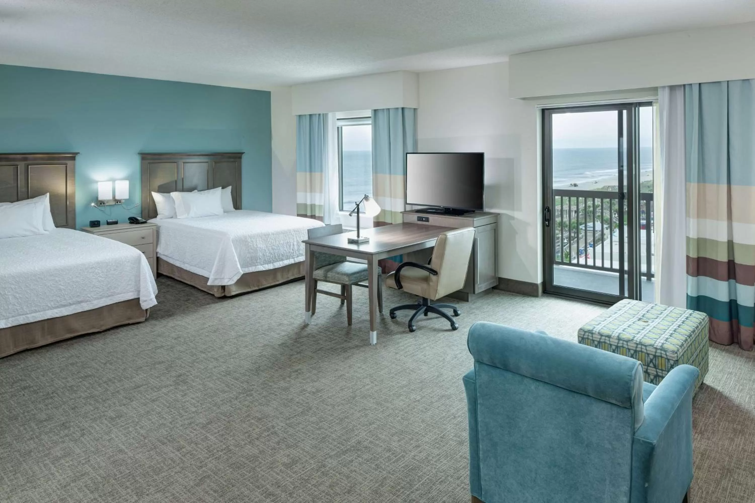 Bed in Hampton Inn & Suites by Hilton Carolina Beach Oceanfront