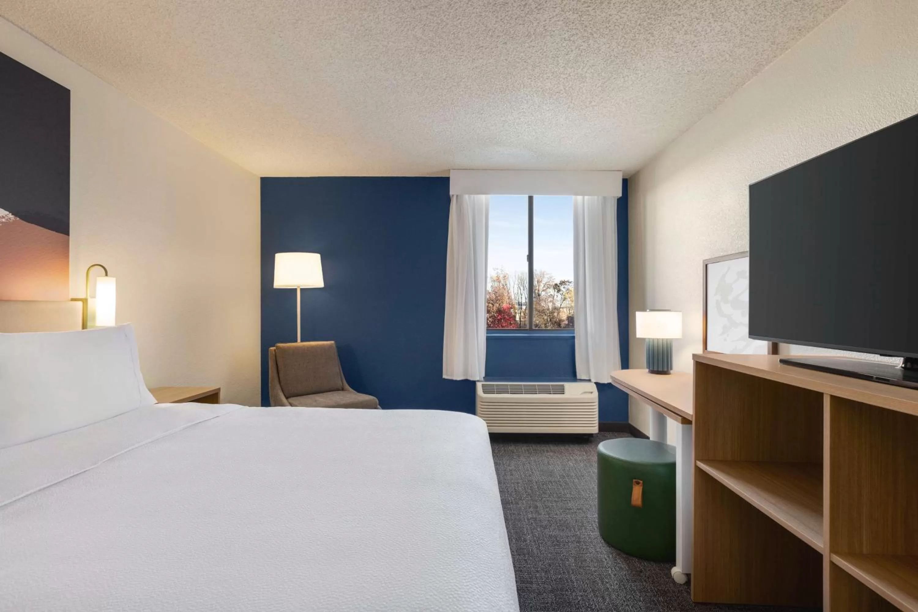 Queen Room with Roll-in Shower - Mobility Accessible in Spark By Hilton Germantown Washington DC North