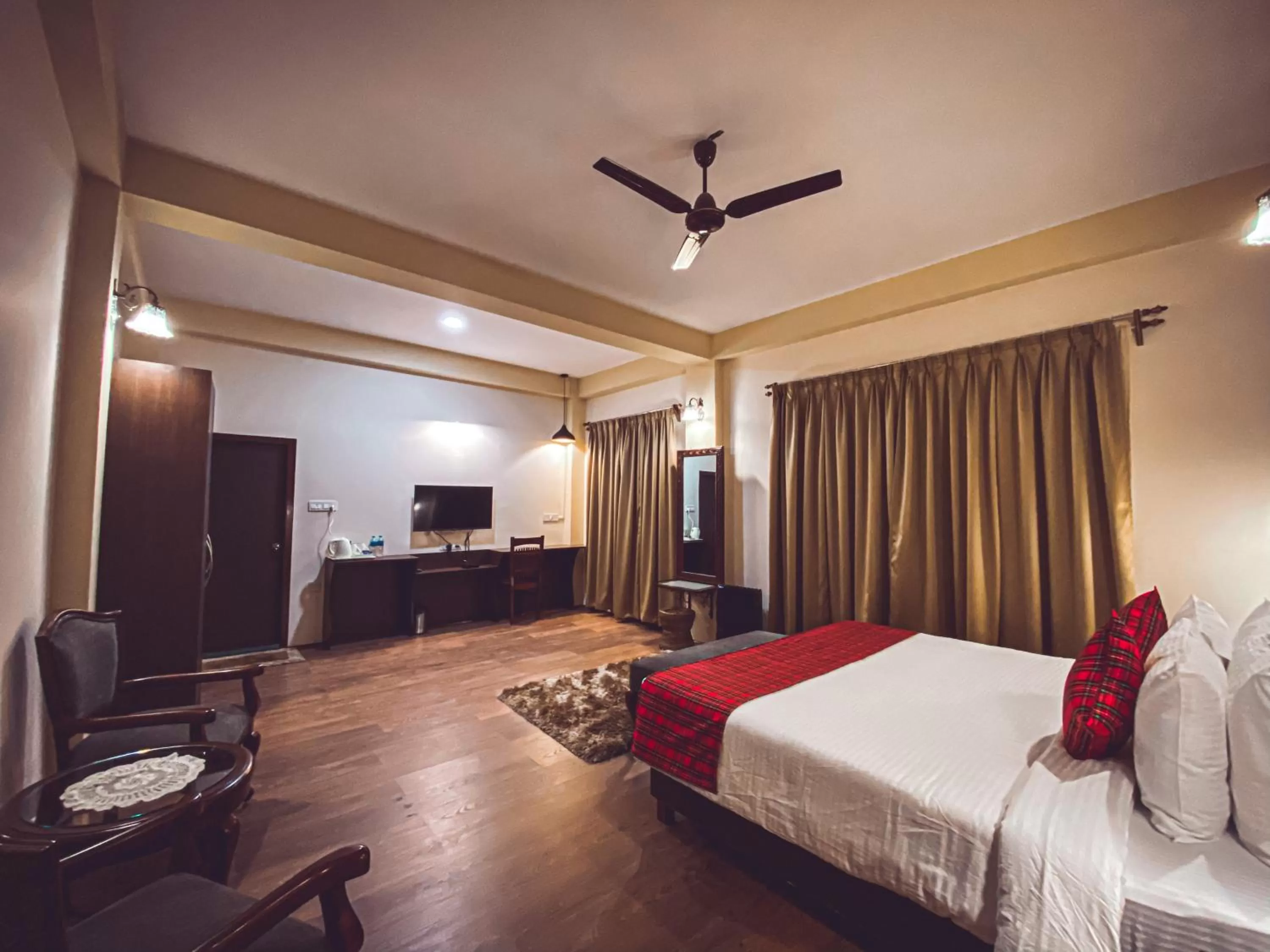 Photo of the whole room, TV/Entertainment Center in Windermere Inn