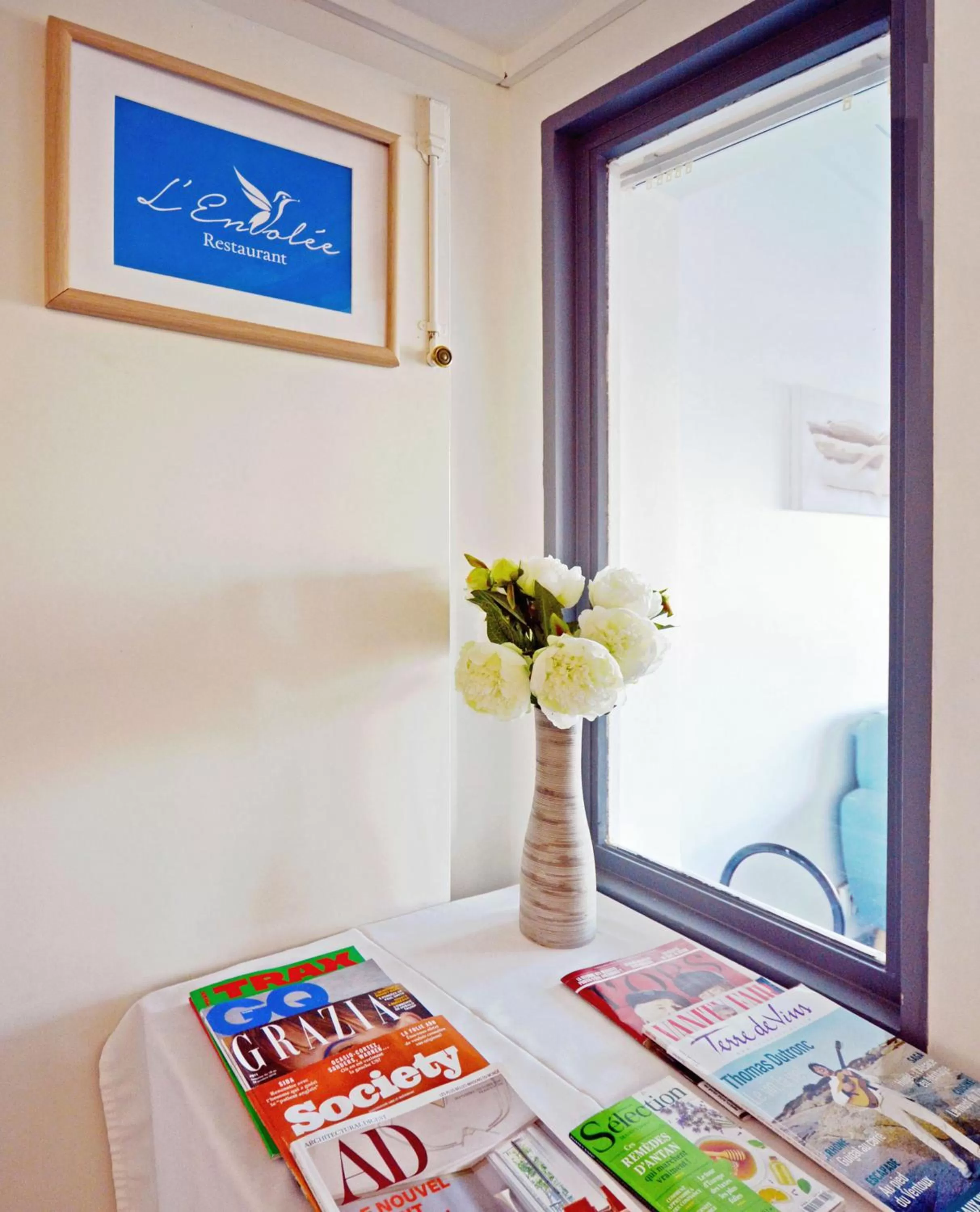 Lobby or reception in Logis - Hôtel & Restaurant des Lacs Paris Sud