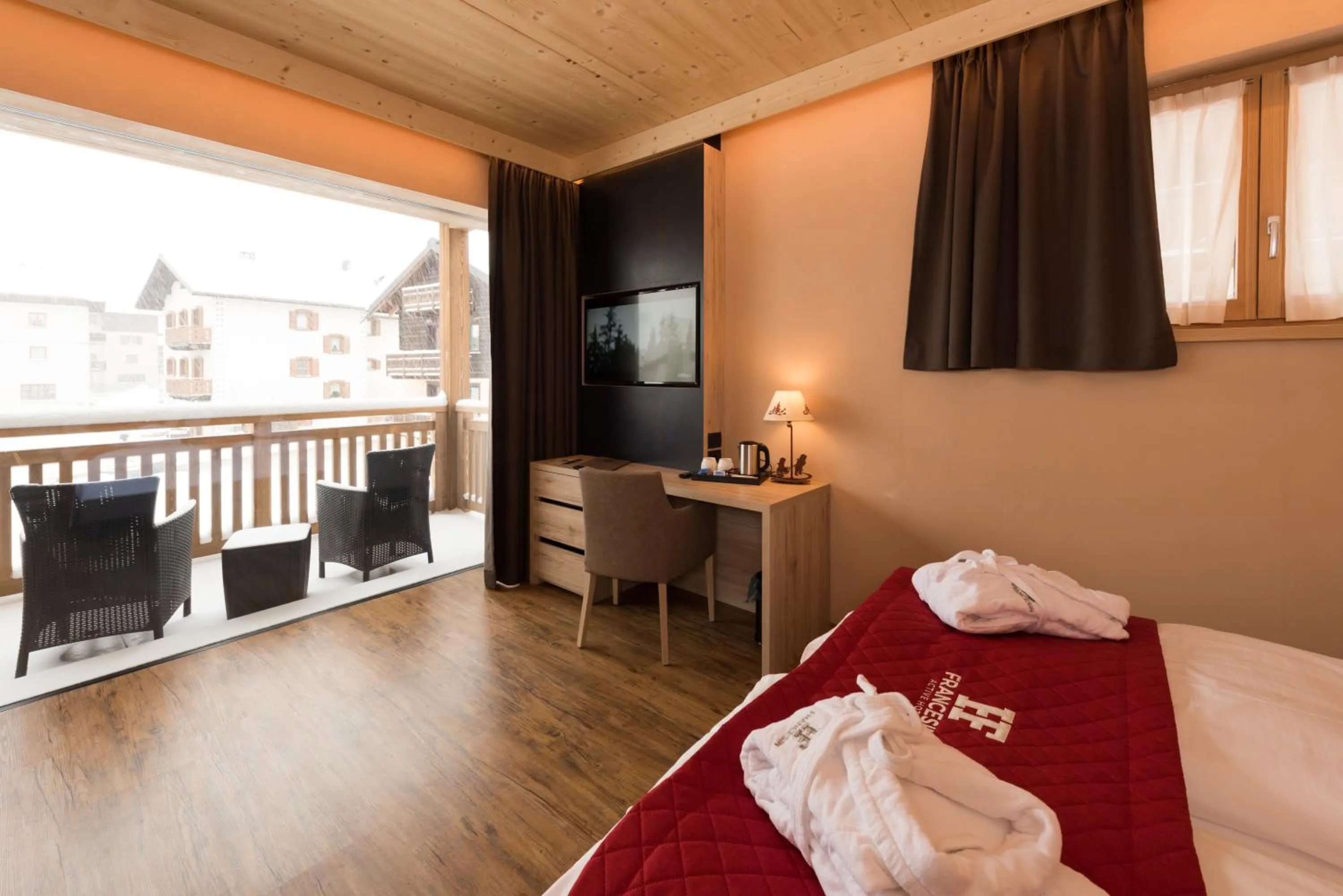 Balcony/Terrace, Bed in Francesin Active Hotel