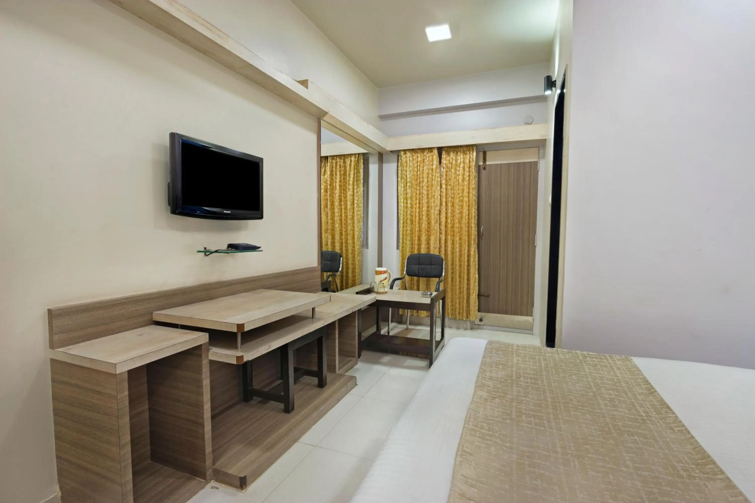 TV and multimedia in Mannars Deluxe Lodge