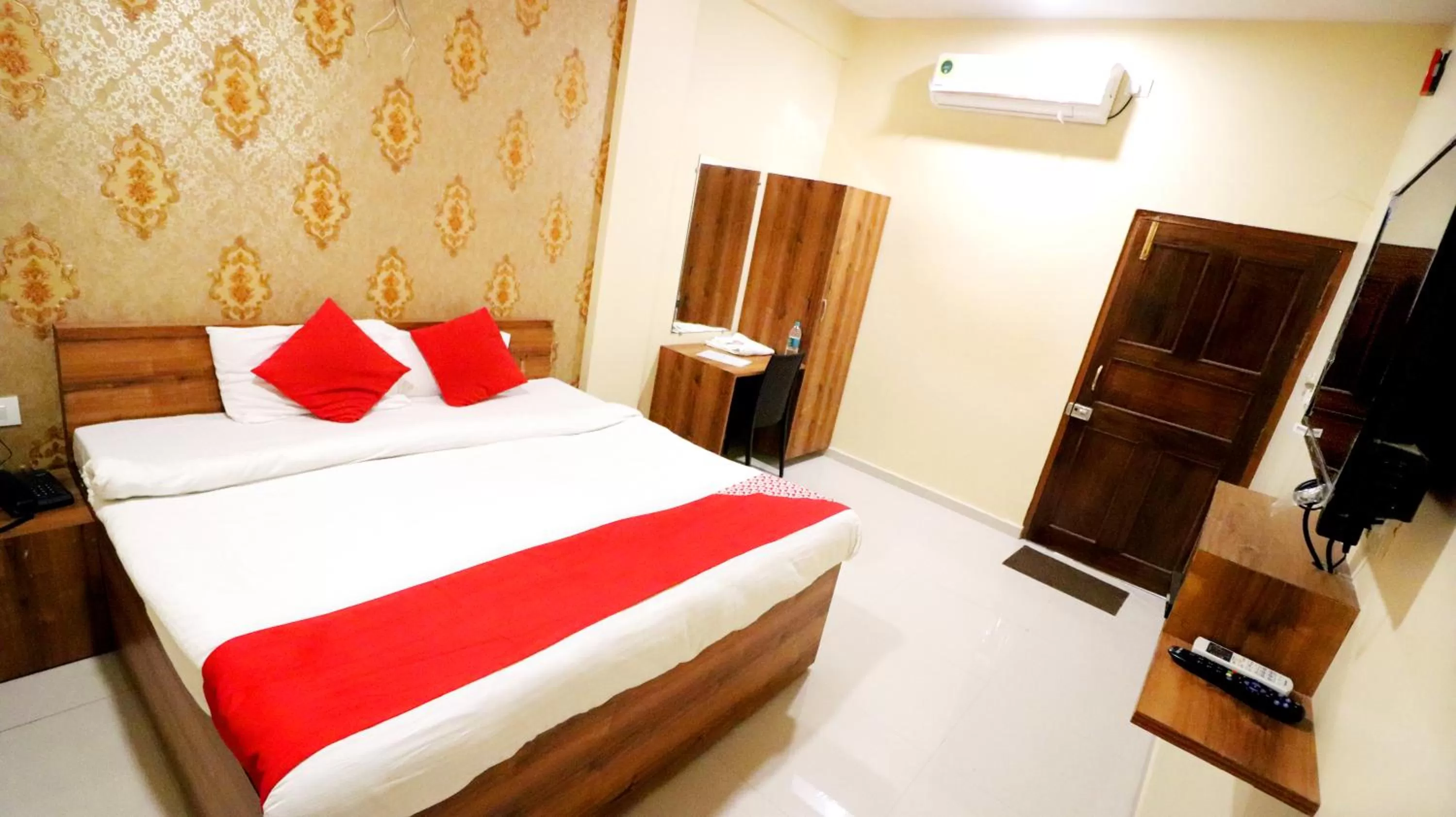 Bed in Hotel Neelkanth