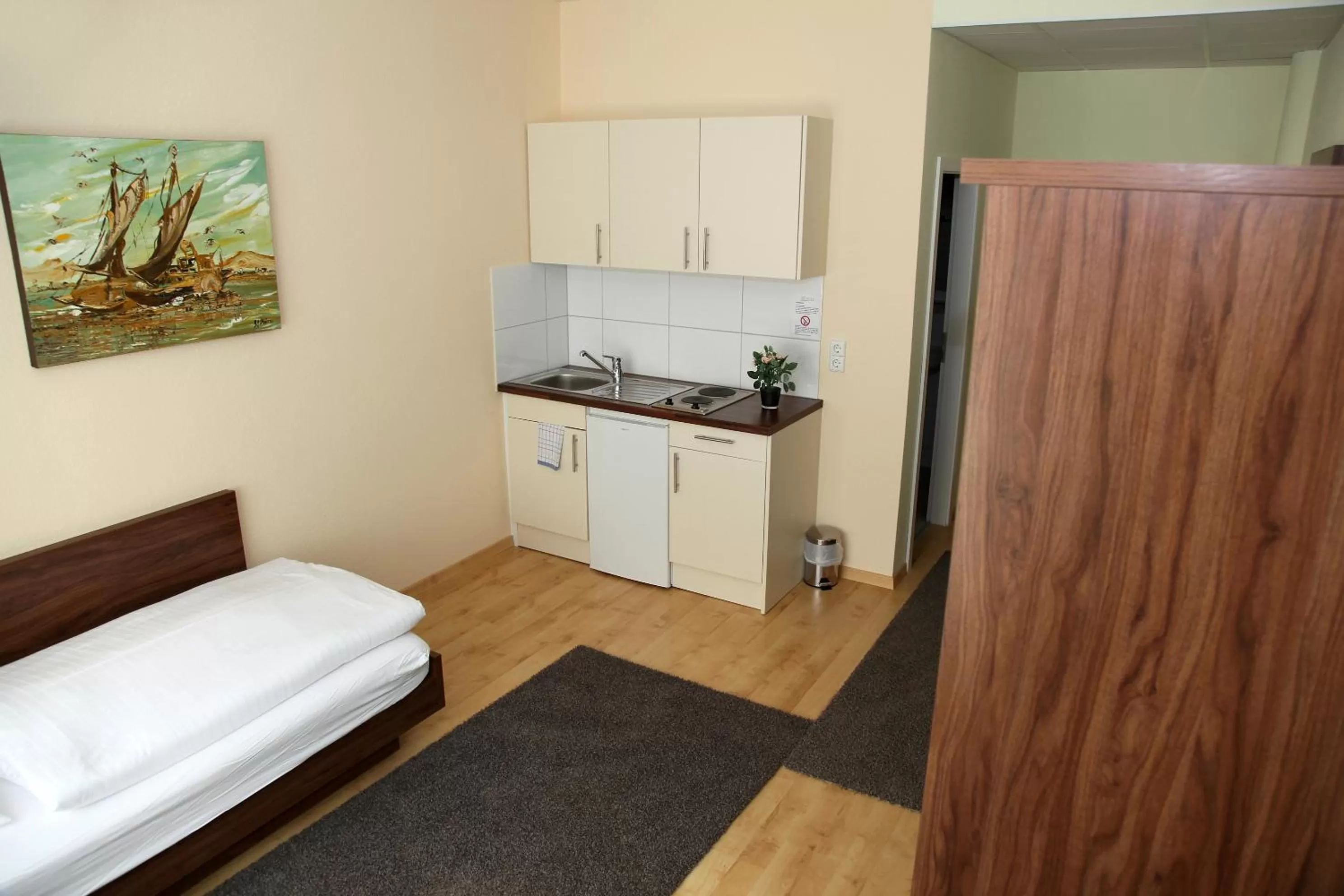 Kitchen or kitchenette in Hotel am Charlottenplatz