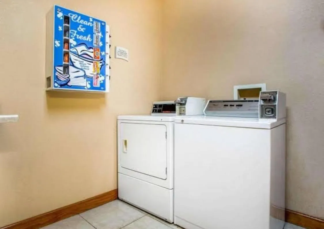 Kitchen/Kitchenette in Quality Inn & Suites South Obetz