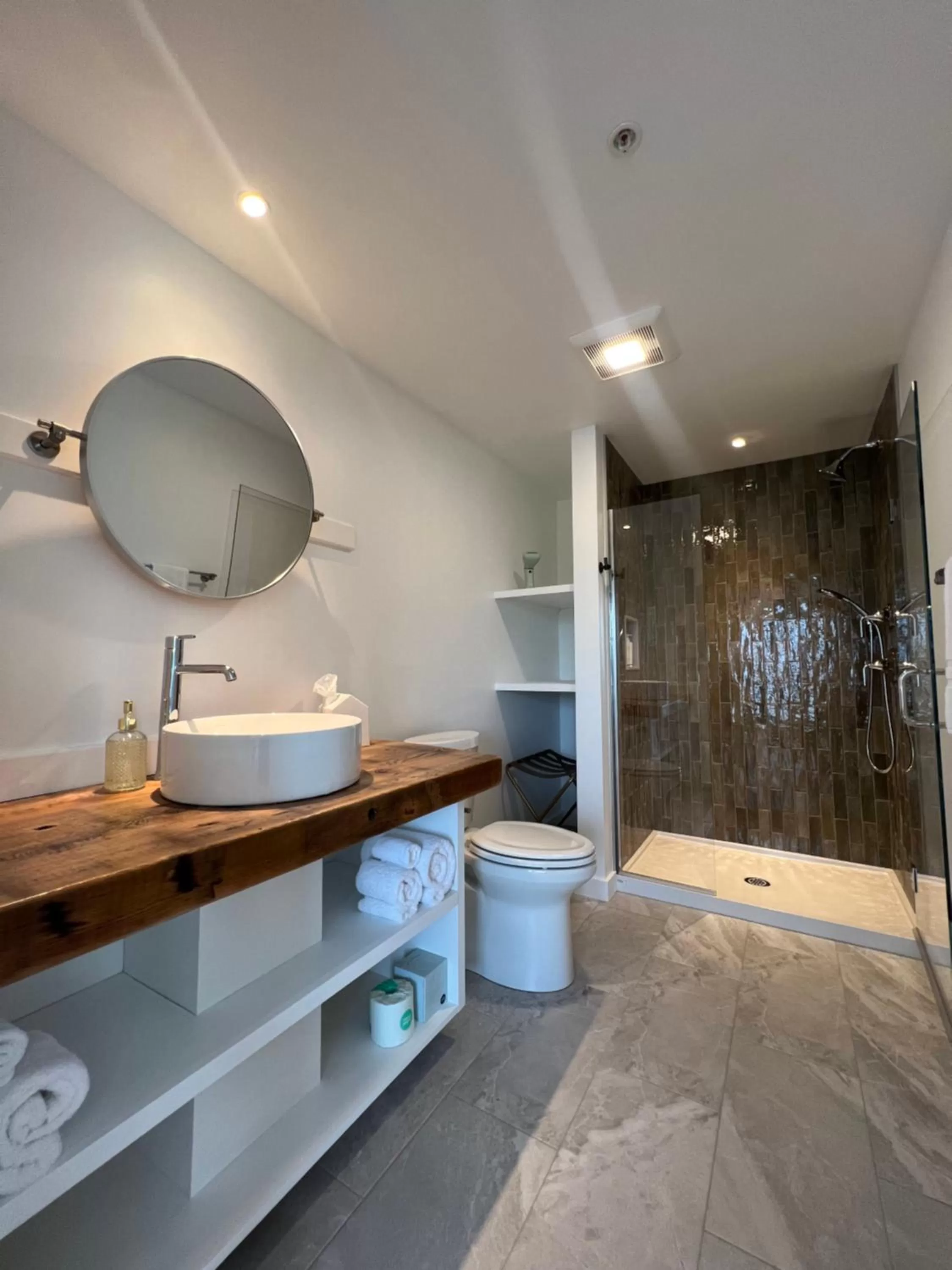 Shower, Bathroom in ViewPoint Hotel
